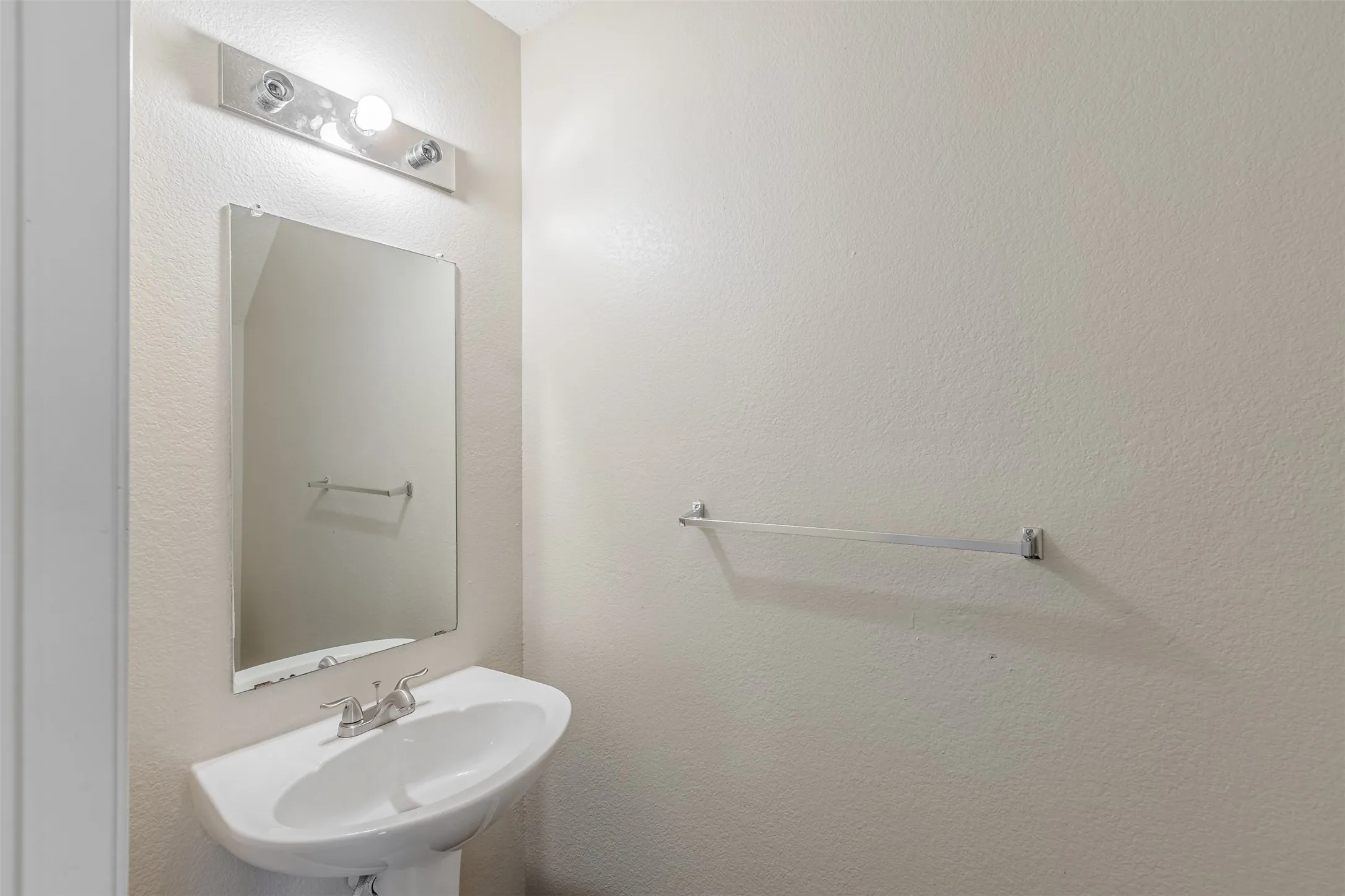 Single Family Residence For Rent in Tarrant County , 8749 Hunters Trail, Fort Worth, Texas 76123, 4 Bedroom, 3 Bathroom, 2 Garage spaces, 2,242 Sqft, built in 1999, mls#21376235, Real Estate Agent in Fort Worth, Homes For Rent in Tarrant county, Homes For Rent in Fort Worth, Realtor in Fort Worth Texas, Real Estate Brokerage Independent Realty Texas, Luminita Cordes Realtor