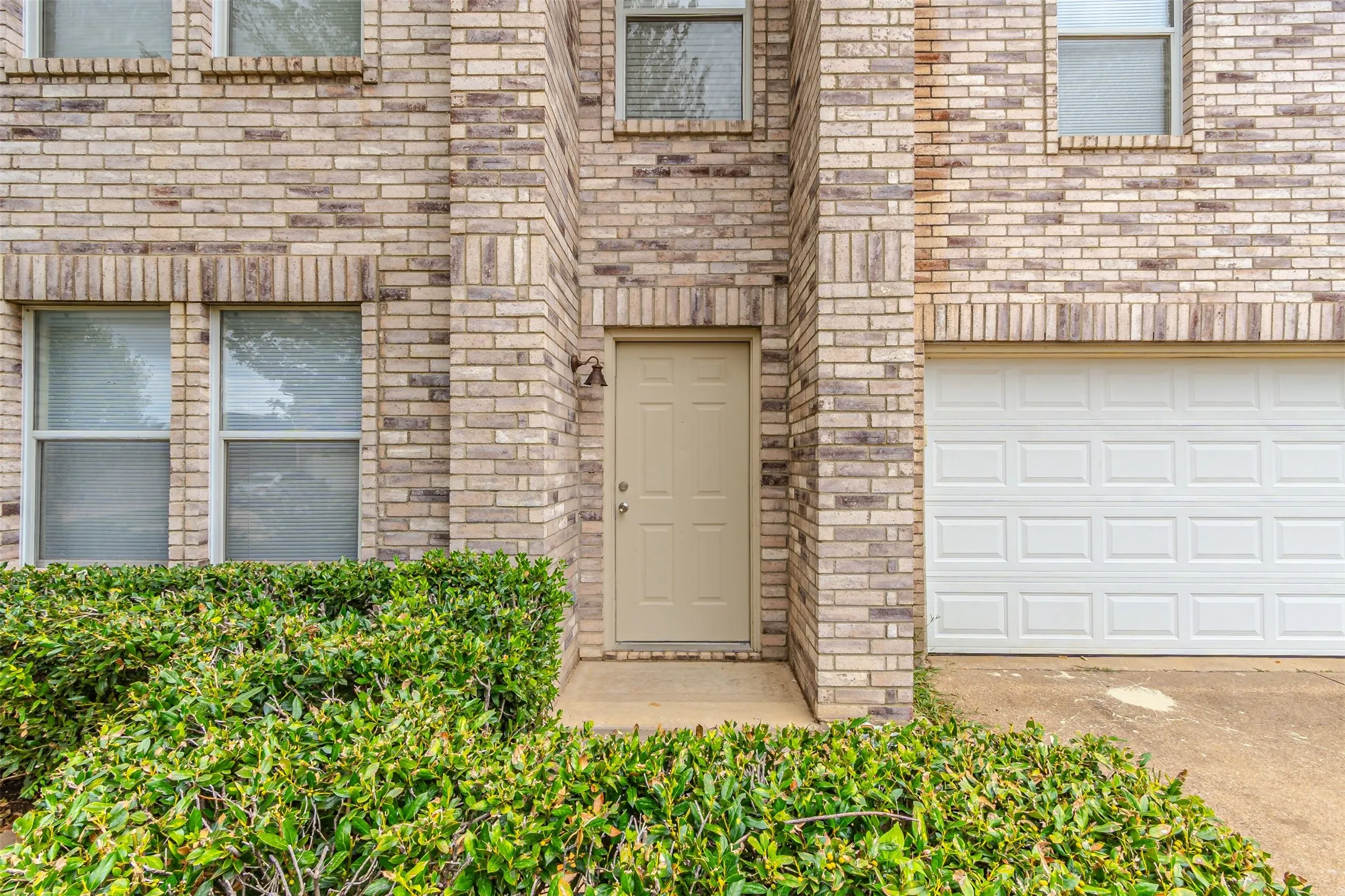 Single Family Residence For Rent in Tarrant County , 8749 Hunters Trail, Fort Worth, Texas 76123, 4 Bedroom, 3 Bathroom, 2 Garage spaces, 2,242 Sqft, built in 1999, mls#21376235, Real Estate Agent in Fort Worth, Homes For Rent in Tarrant county, Homes For Rent in Fort Worth, Realtor in Fort Worth Texas, Real Estate Brokerage Independent Realty Texas, Luminita Cordes Realtor