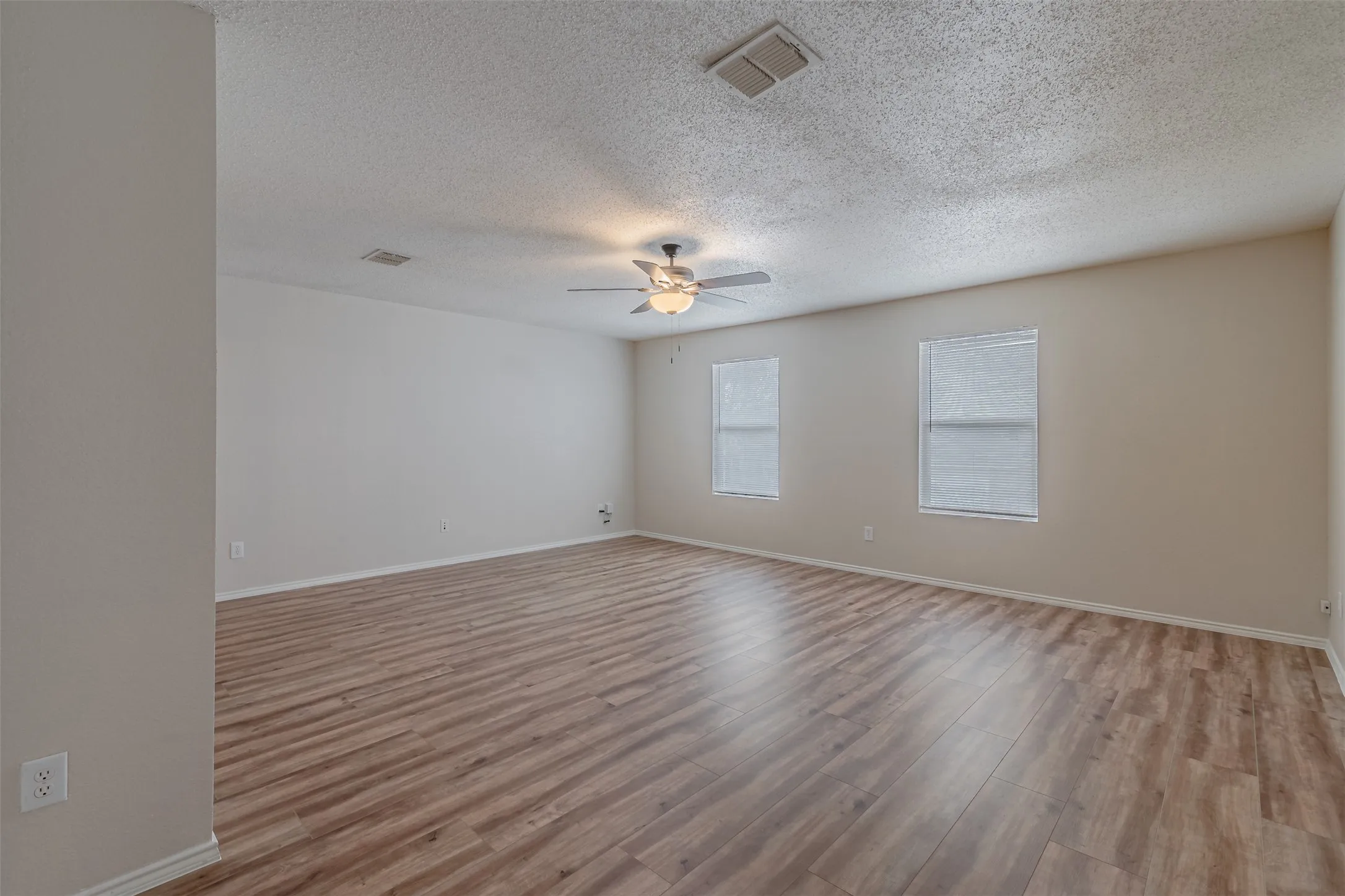 Single Family Residence For Rent in Tarrant County , 8749 Hunters Trail, Fort Worth, Texas 76123, 4 Bedroom, 3 Bathroom, 2 Garage spaces, 2,242 Sqft, built in 1999, mls#21376235, Real Estate Agent in Fort Worth, Homes For Rent in Tarrant county, Homes For Rent in Fort Worth, Realtor in Fort Worth Texas, Real Estate Brokerage Independent Realty Texas, Luminita Cordes Realtor