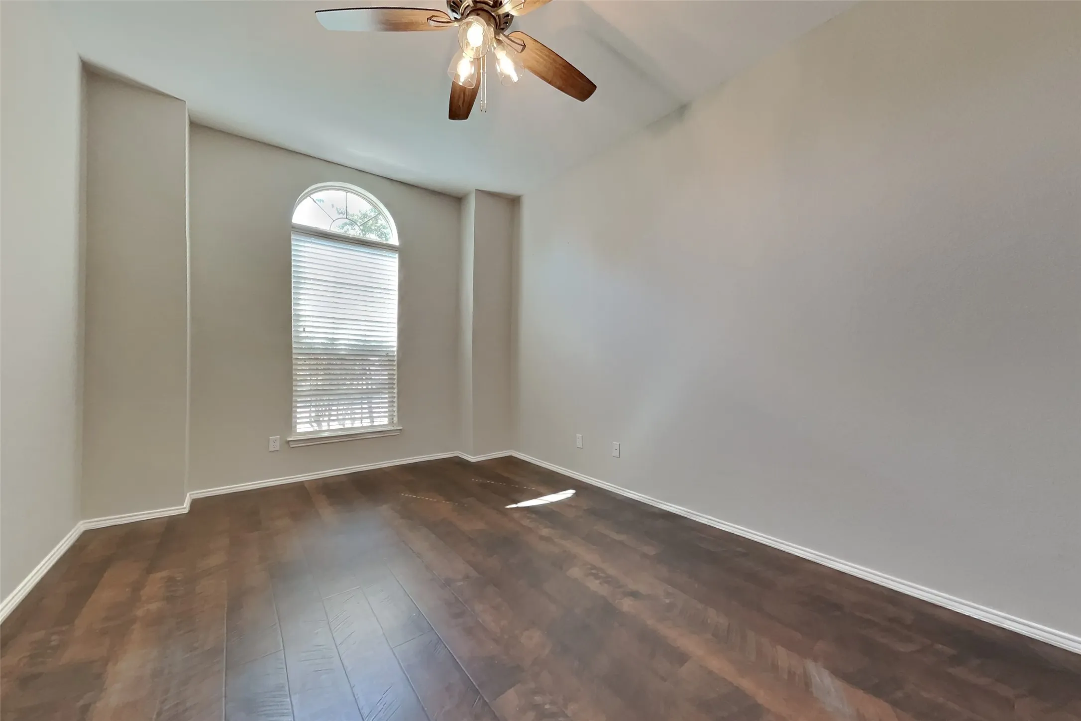 Single Family Residence For Rent in Johnson County , 1121 Hidden Lake Drive, Burleson, Texas 76028, 3 Bedroom, 2 Bathroom, 2 Garage spaces, 2,044 Sqft, built in 2012, mls#21377159, Real Estate Agent in Burleson, Homes For Rent in Johnson county, Homes For Rent in Burleson, Realtor in Burleson Texas, Real Estate Brokerage Independent Realty Texas, Luminita Cordes Realtor