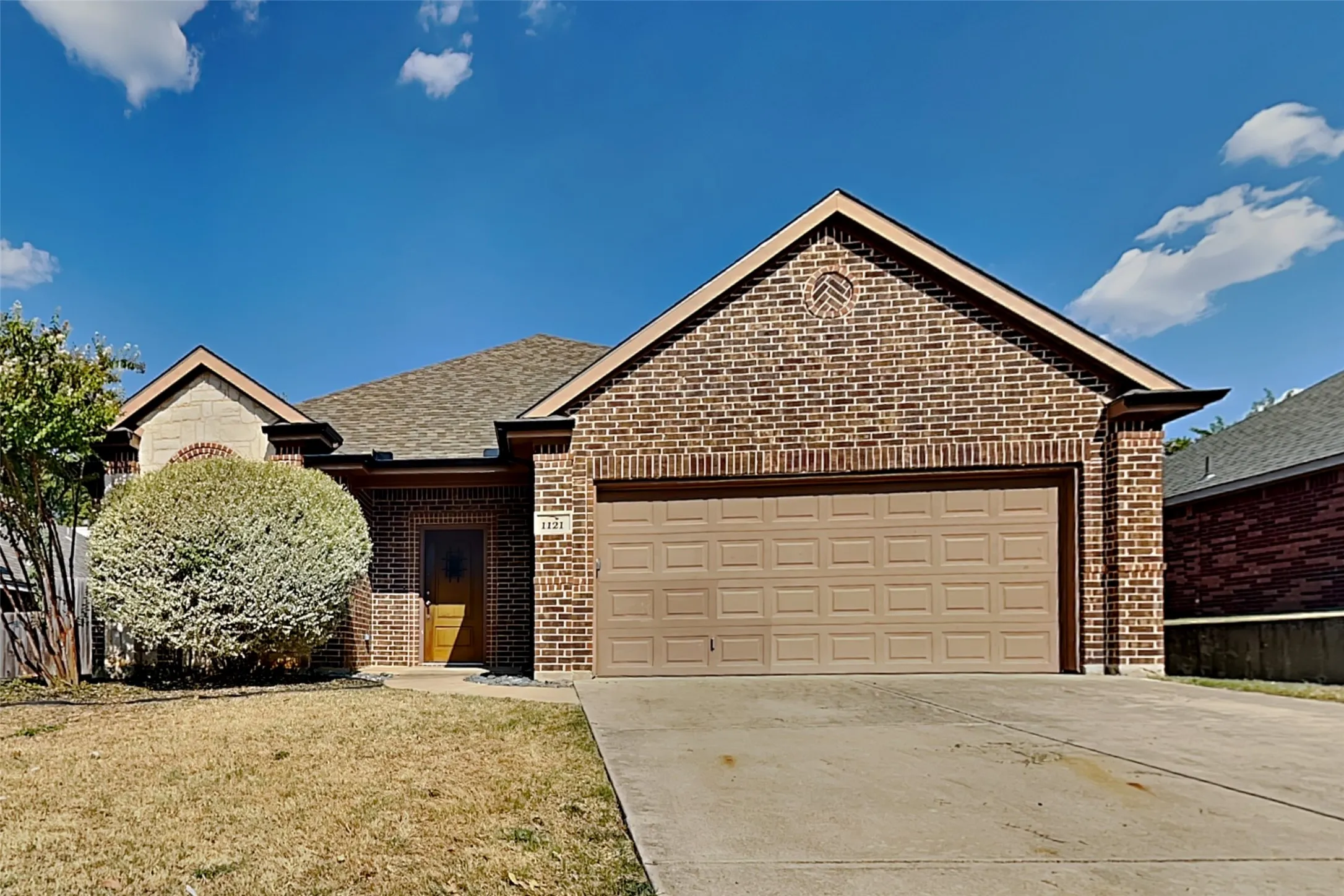 Single Family Residence For Rent in Johnson County , 1121 Hidden Lake Drive, Burleson, Texas 76028, 3 Bedroom, 2 Bathroom, 2 Garage spaces, 2,044 Sqft, built in 2012, mls#21377159, Real Estate Agent in Burleson, Homes For Rent in Johnson county, Homes For Rent in Burleson, Realtor in Burleson Texas, Real Estate Brokerage Independent Realty Texas, Luminita Cordes Realtor