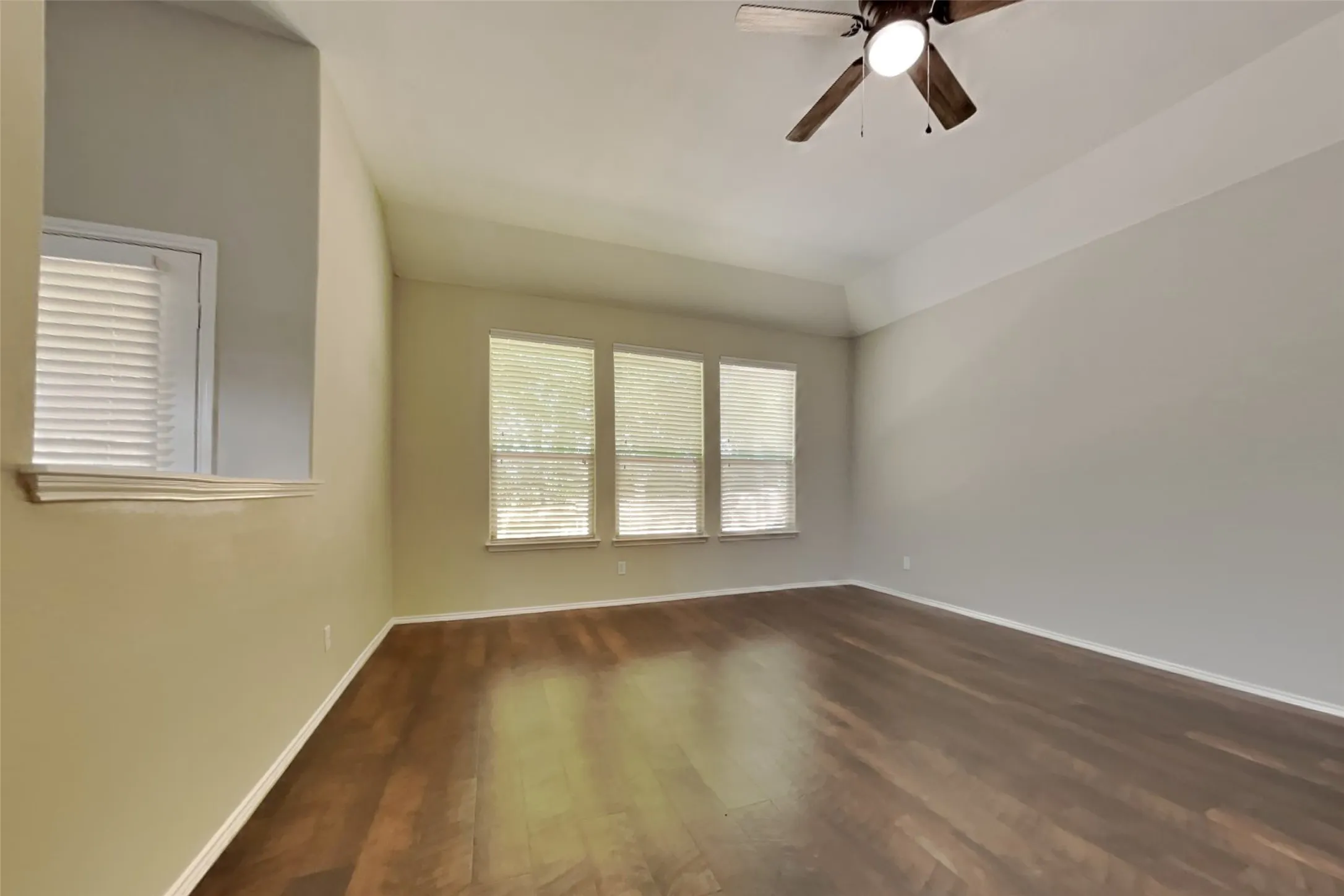 Single Family Residence For Rent in Johnson County , 1121 Hidden Lake Drive, Burleson, Texas 76028, 3 Bedroom, 2 Bathroom, 2 Garage spaces, 2,044 Sqft, built in 2012, mls#21377159, Real Estate Agent in Burleson, Homes For Rent in Johnson county, Homes For Rent in Burleson, Realtor in Burleson Texas, Real Estate Brokerage Independent Realty Texas, Luminita Cordes Realtor