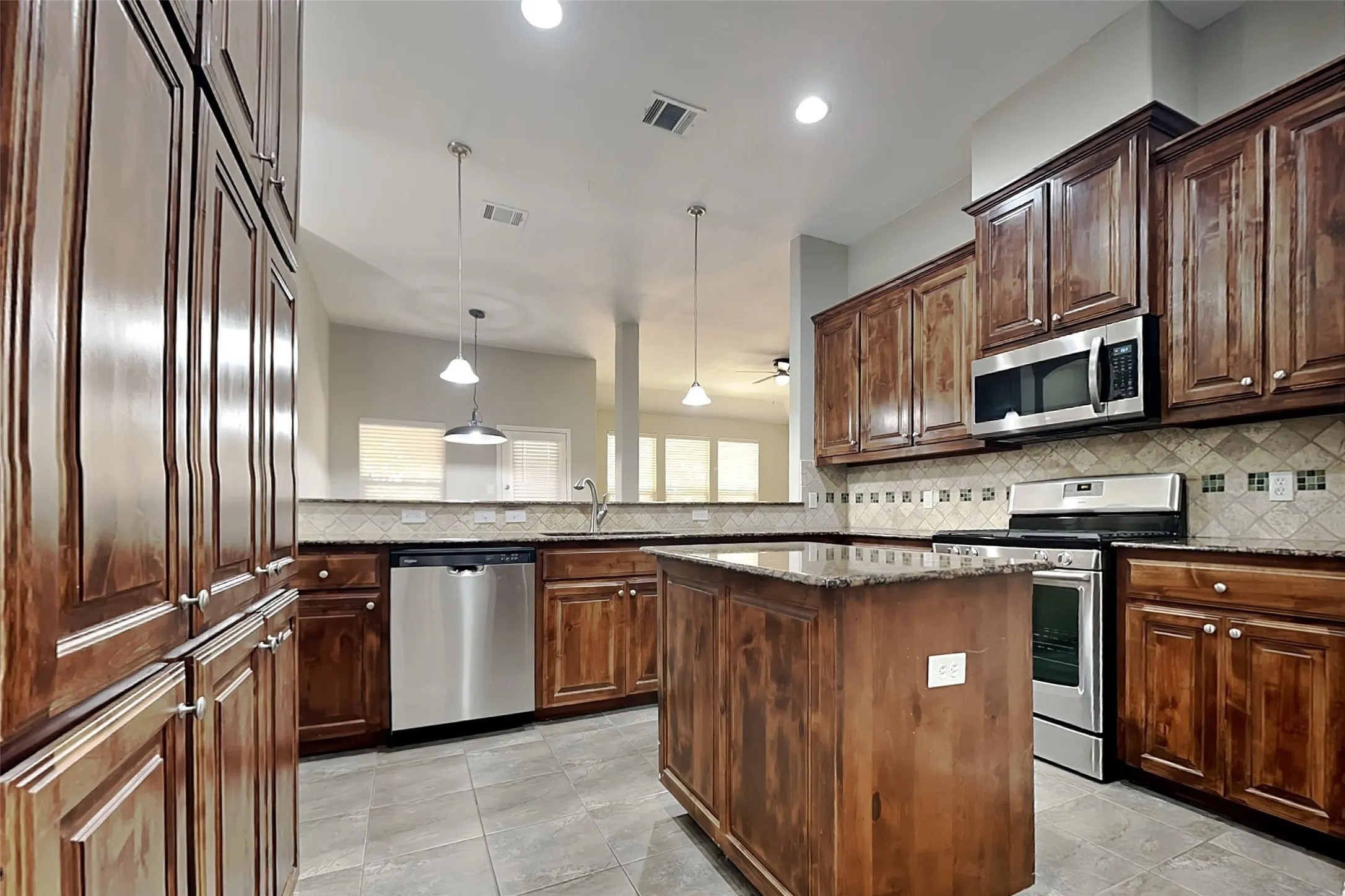 Single Family Residence For Rent in Johnson County , 1121 Hidden Lake Drive, Burleson, Texas 76028, 3 Bedroom, 2 Bathroom, 2 Garage spaces, 2,044 Sqft, built in 2012, mls#21377159, Real Estate Agent in Burleson, Homes For Rent in Johnson county, Homes For Rent in Burleson, Realtor in Burleson Texas, Real Estate Brokerage Independent Realty Texas, Luminita Cordes Realtor