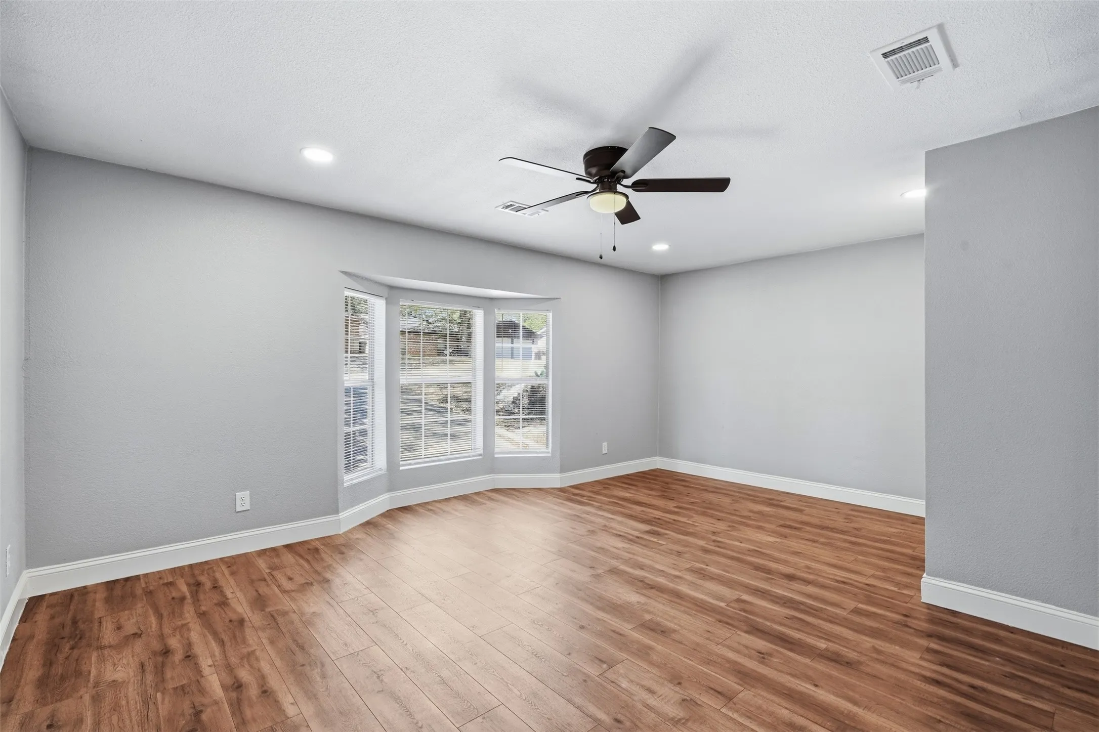 Single Family Residence For Sale in Tarrant County , 7024 Payte Lane, North Richland Hills, Texas 76182, 3 Bedroom, 2 Bathroom, Garage spaces, 1,552 Sqft, built in 1971, mls#21377085, Real Estate Agent in North Richland Hills, Homes For Sale in Tarrant county, Homes For Sale in North Richland Hills, Realtor in North Richland Hills Texas, Real Estate Brokerage Independent Realty Texas, Luminita Cordes Realtor