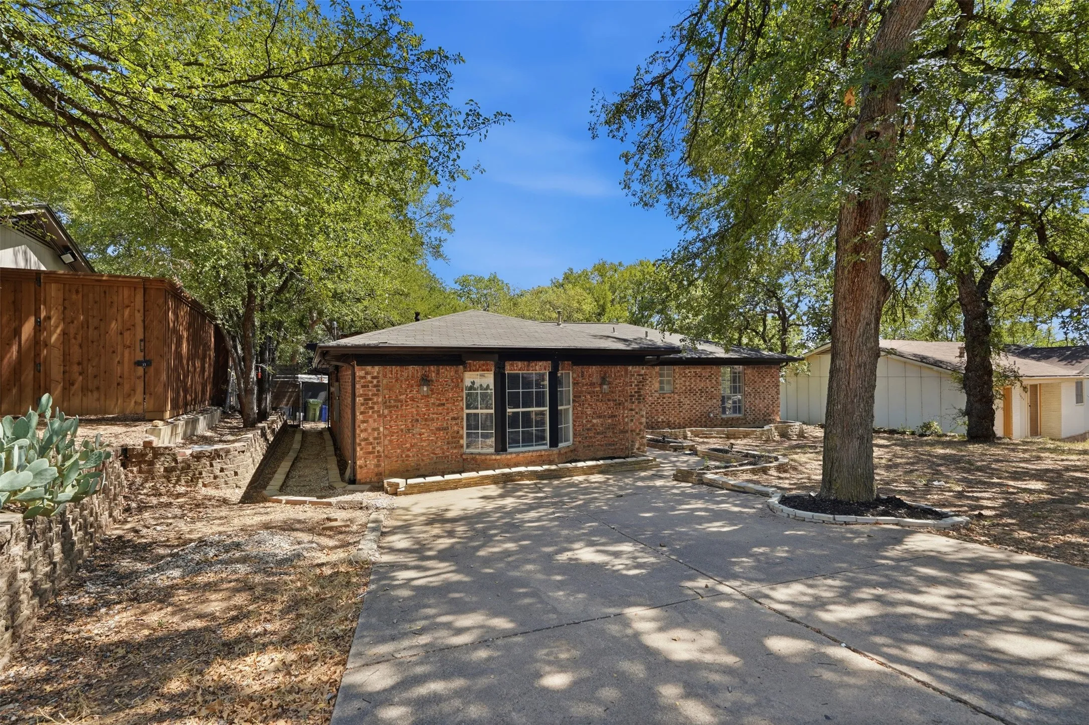 Single Family Residence For Sale in Tarrant County , 7024 Payte Lane, North Richland Hills, Texas 76182, 3 Bedroom, 2 Bathroom, Garage spaces, 1,552 Sqft, built in 1971, mls#21377085, Real Estate Agent in North Richland Hills, Homes For Sale in Tarrant county, Homes For Sale in North Richland Hills, Realtor in North Richland Hills Texas, Real Estate Brokerage Independent Realty Texas, Luminita Cordes Realtor
