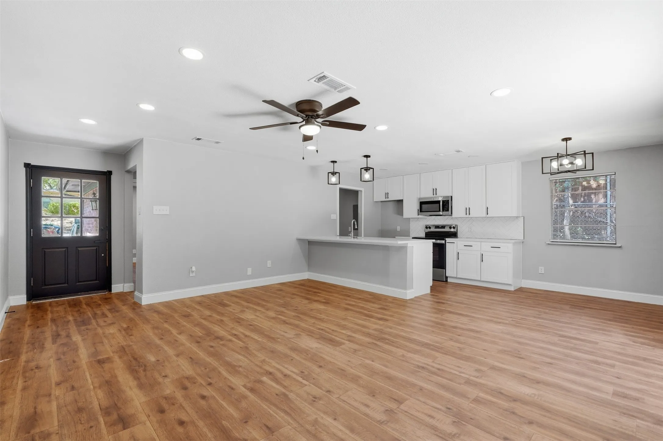 Single Family Residence For Sale in Tarrant County , 7024 Payte Lane, North Richland Hills, Texas 76182, 3 Bedroom, 2 Bathroom, Garage spaces, 1,552 Sqft, built in 1971, mls#21377085, Real Estate Agent in North Richland Hills, Homes For Sale in Tarrant county, Homes For Sale in North Richland Hills, Realtor in North Richland Hills Texas, Real Estate Brokerage Independent Realty Texas, Luminita Cordes Realtor
