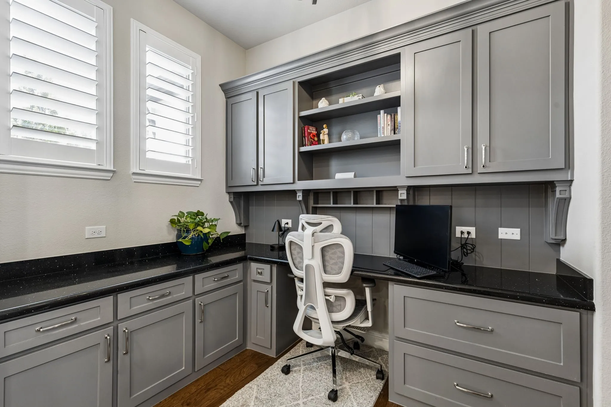 Pocket office is so convenient for working from home.