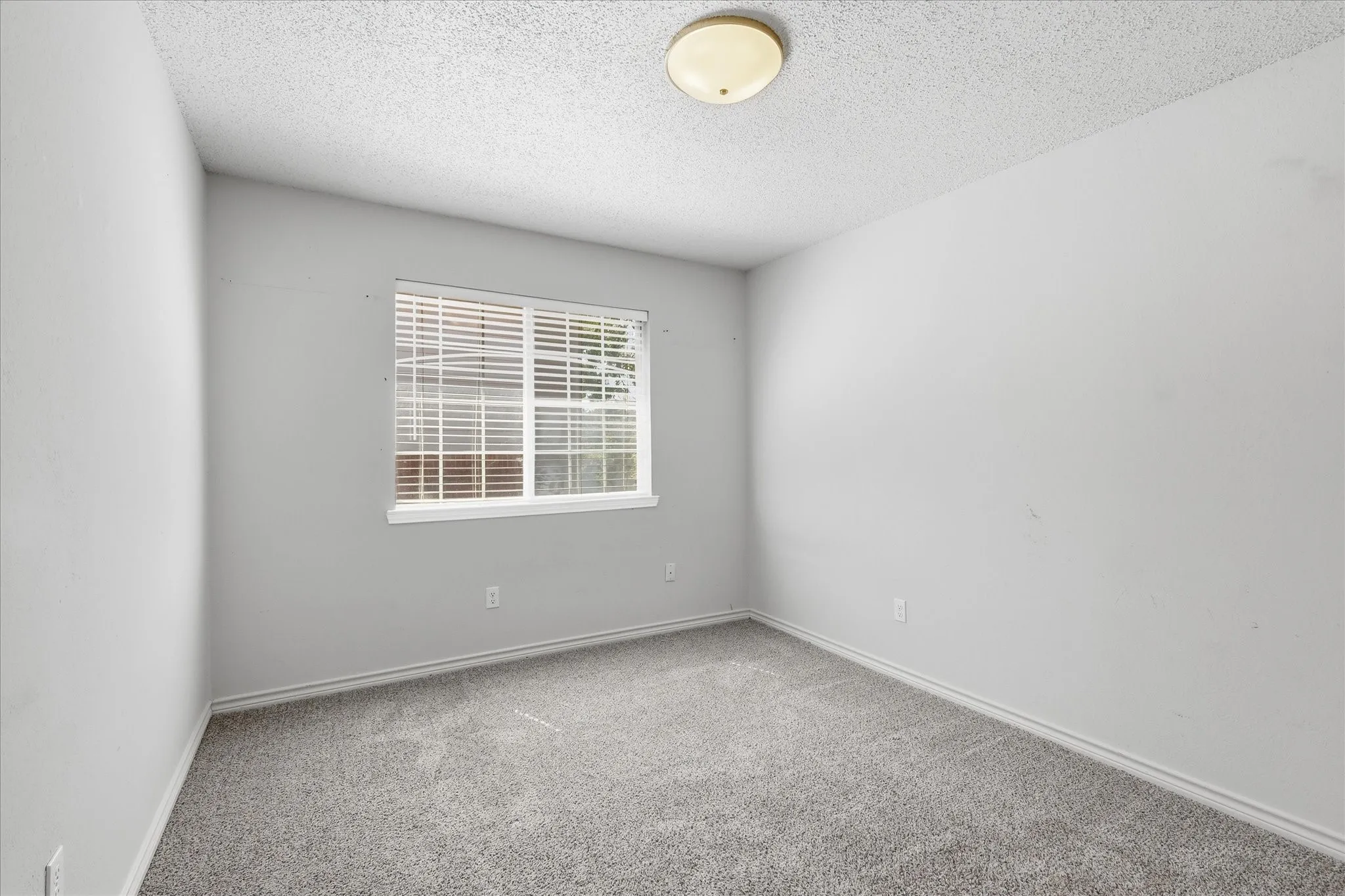 Single Family Residence For Sale in Denton County , 2631 Creekside Way, Highland Village, Texas 75077, 4 Bedroom, 2 Bathroom, 2 Garage spaces, 2,100 Sqft, built in 1989, mls#21376520, Real Estate Agent in Highland Village, Homes For Sale in Denton county, Homes For Sale in Highland Village, Realtor in Highland Village Texas, Real Estate Brokerage Independent Realty Texas, Luminita Cordes Realtor