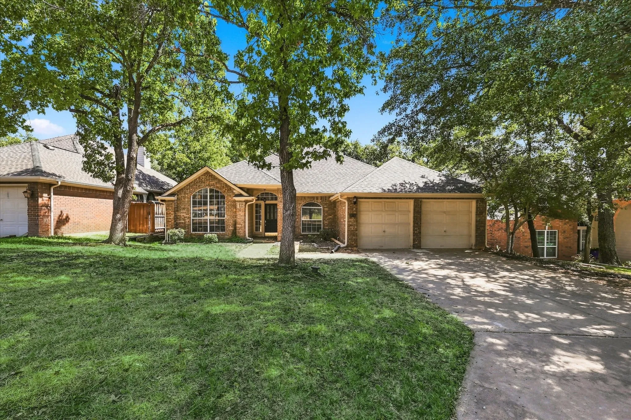 Single Family Residence For Sale in Denton County , 2631 Creekside Way, Highland Village, Texas 75077, 4 Bedroom, 2 Bathroom, 2 Garage spaces, 2,100 Sqft, built in 1989, mls#21376520, Real Estate Agent in Highland Village, Homes For Sale in Denton county, Homes For Sale in Highland Village, Realtor in Highland Village Texas, Real Estate Brokerage Independent Realty Texas, Luminita Cordes Realtor