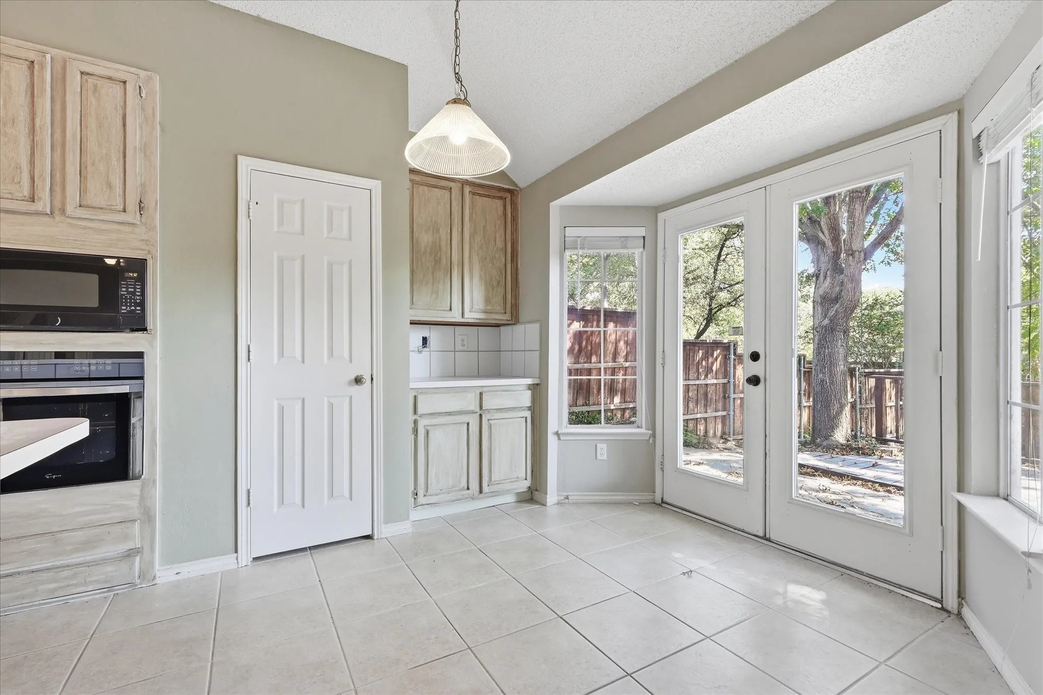 Single Family Residence For Sale in Denton County , 2631 Creekside Way, Highland Village, Texas 75077, 4 Bedroom, 2 Bathroom, 2 Garage spaces, 2,100 Sqft, built in 1989, mls#21376520, Real Estate Agent in Highland Village, Homes For Sale in Denton county, Homes For Sale in Highland Village, Realtor in Highland Village Texas, Real Estate Brokerage Independent Realty Texas, Luminita Cordes Realtor