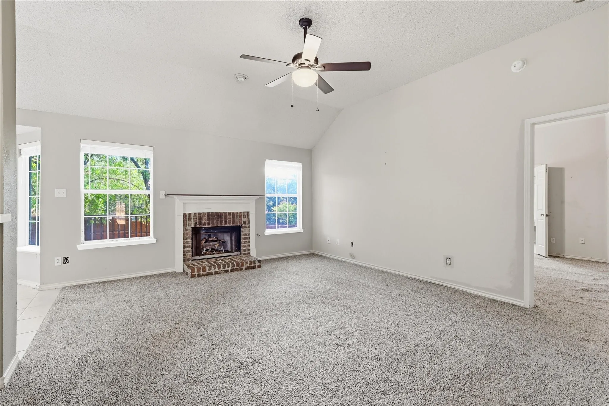 Single Family Residence For Sale in Denton County , 2631 Creekside Way, Highland Village, Texas 75077, 4 Bedroom, 2 Bathroom, 2 Garage spaces, 2,100 Sqft, built in 1989, mls#21376520, Real Estate Agent in Highland Village, Homes For Sale in Denton county, Homes For Sale in Highland Village, Realtor in Highland Village Texas, Real Estate Brokerage Independent Realty Texas, Luminita Cordes Realtor