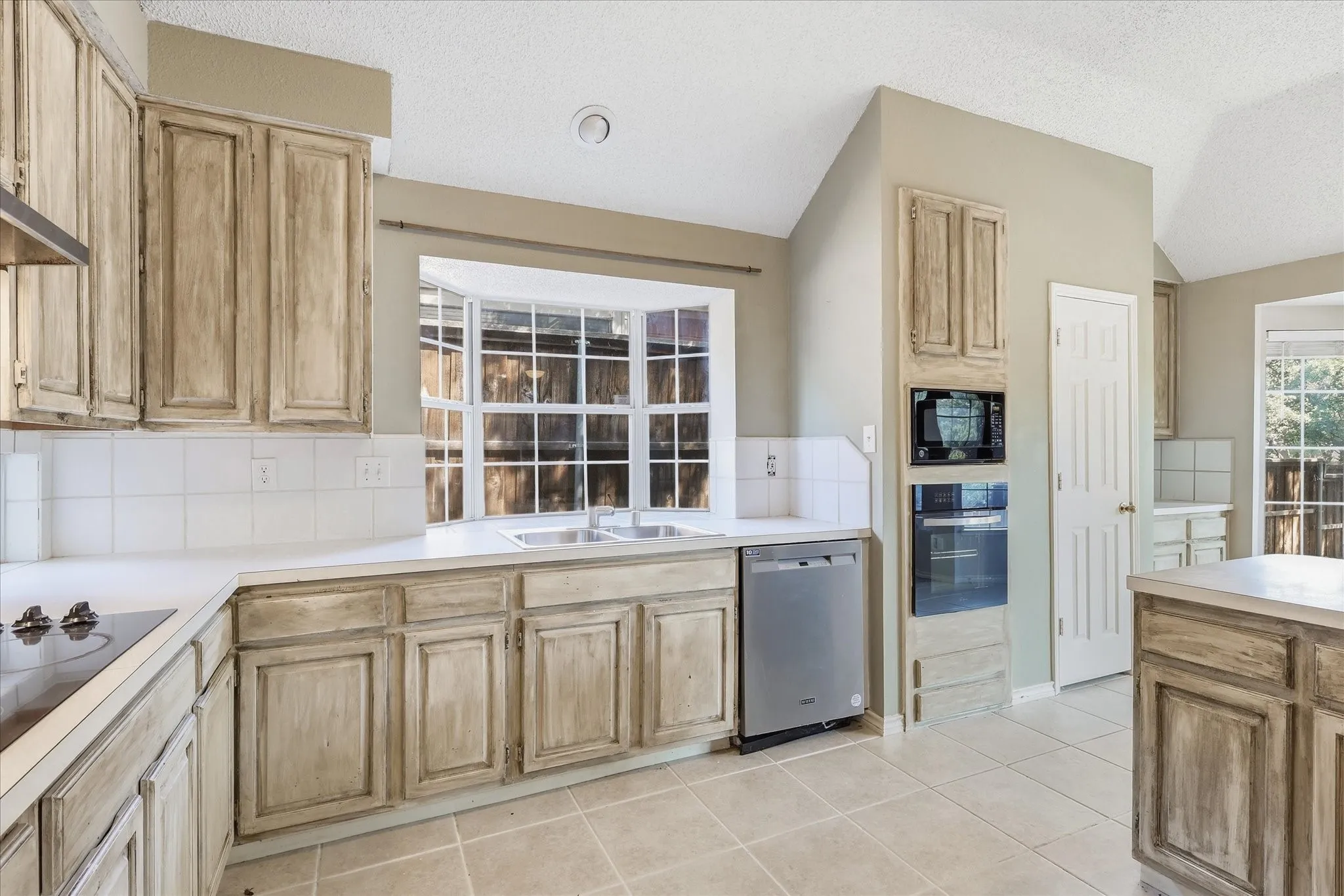 Single Family Residence For Sale in Denton County , 2631 Creekside Way, Highland Village, Texas 75077, 4 Bedroom, 2 Bathroom, 2 Garage spaces, 2,100 Sqft, built in 1989, mls#21376520, Real Estate Agent in Highland Village, Homes For Sale in Denton county, Homes For Sale in Highland Village, Realtor in Highland Village Texas, Real Estate Brokerage Independent Realty Texas, Luminita Cordes Realtor