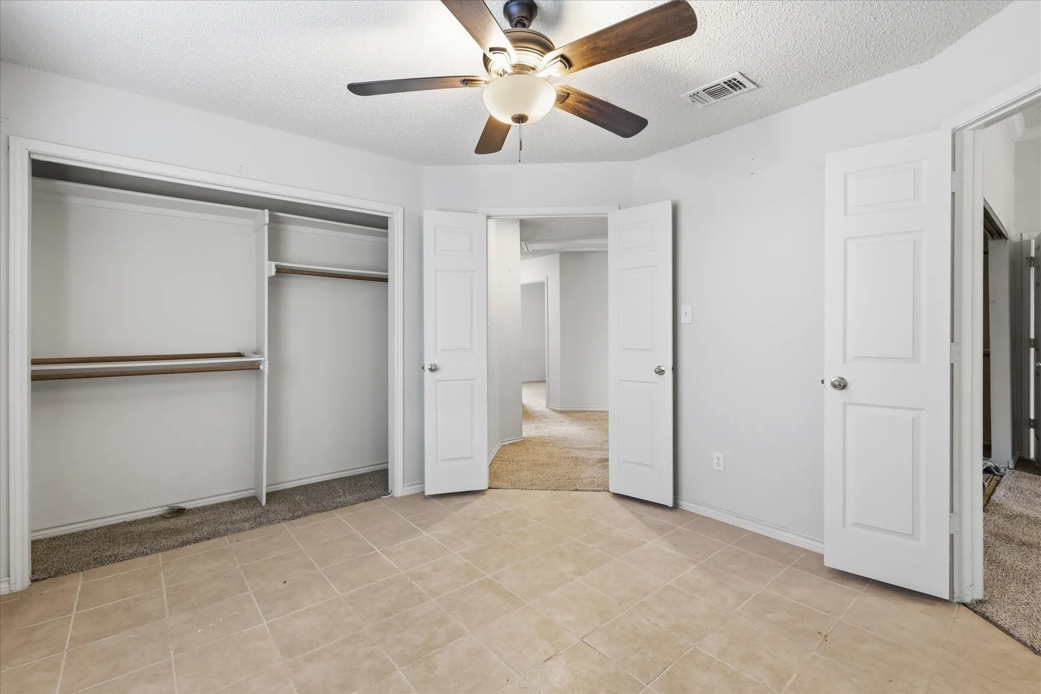 Single Family Residence For Sale in Denton County , 2631 Creekside Way, Highland Village, Texas 75077, 4 Bedroom, 2 Bathroom, 2 Garage spaces, 2,100 Sqft, built in 1989, mls#21376520, Real Estate Agent in Highland Village, Homes For Sale in Denton county, Homes For Sale in Highland Village, Realtor in Highland Village Texas, Real Estate Brokerage Independent Realty Texas, Luminita Cordes Realtor