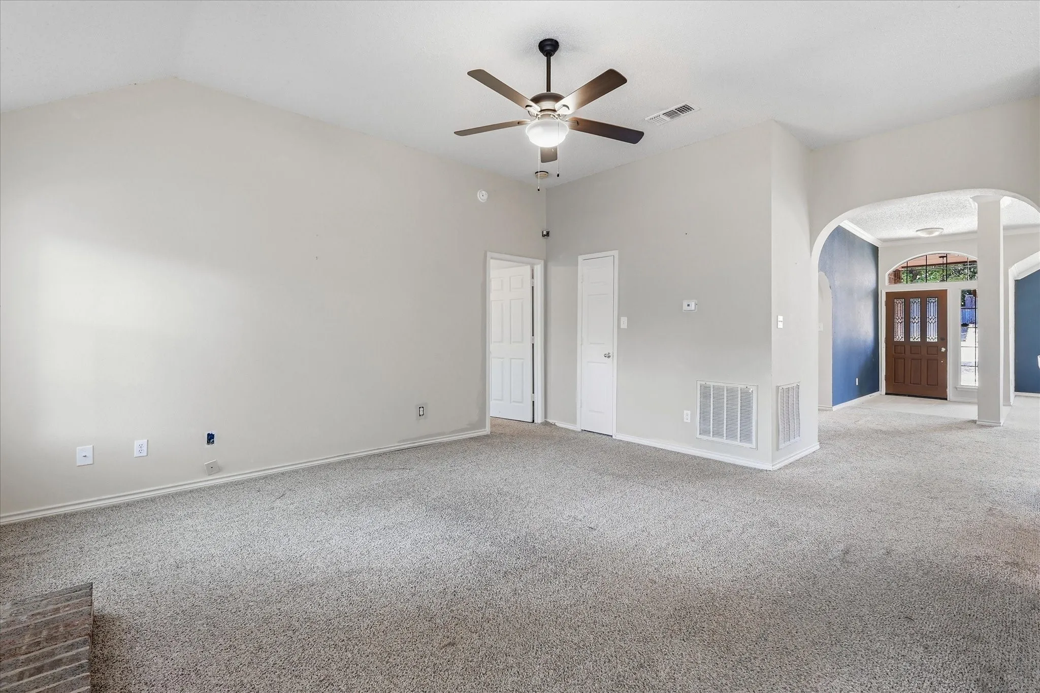 Single Family Residence For Sale in Denton County , 2631 Creekside Way, Highland Village, Texas 75077, 4 Bedroom, 2 Bathroom, 2 Garage spaces, 2,100 Sqft, built in 1989, mls#21376520, Real Estate Agent in Highland Village, Homes For Sale in Denton county, Homes For Sale in Highland Village, Realtor in Highland Village Texas, Real Estate Brokerage Independent Realty Texas, Luminita Cordes Realtor