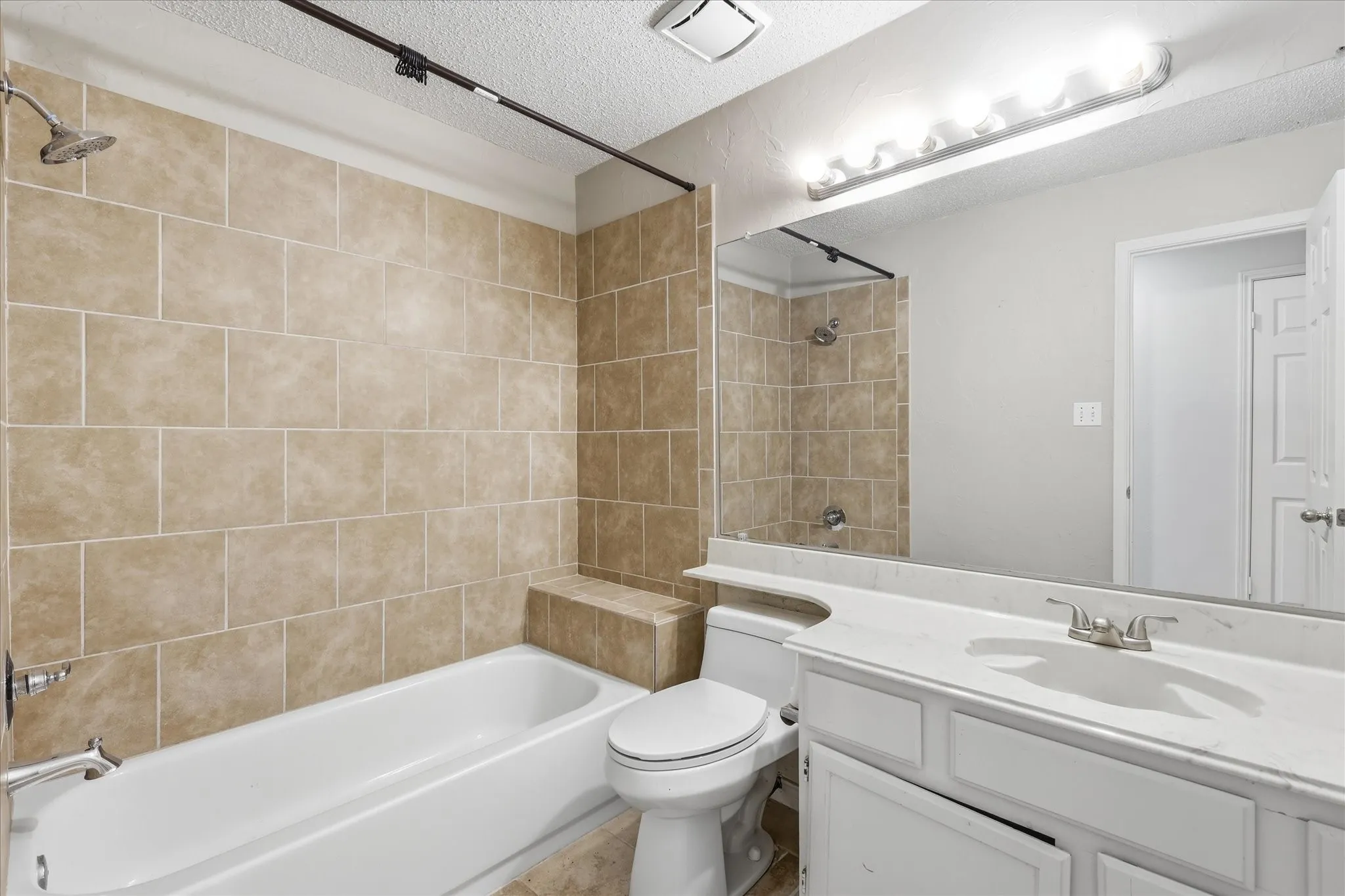 Single Family Residence For Sale in Denton County , 2631 Creekside Way, Highland Village, Texas 75077, 4 Bedroom, 2 Bathroom, 2 Garage spaces, 2,100 Sqft, built in 1989, mls#21376520, Real Estate Agent in Highland Village, Homes For Sale in Denton county, Homes For Sale in Highland Village, Realtor in Highland Village Texas, Real Estate Brokerage Independent Realty Texas, Luminita Cordes Realtor