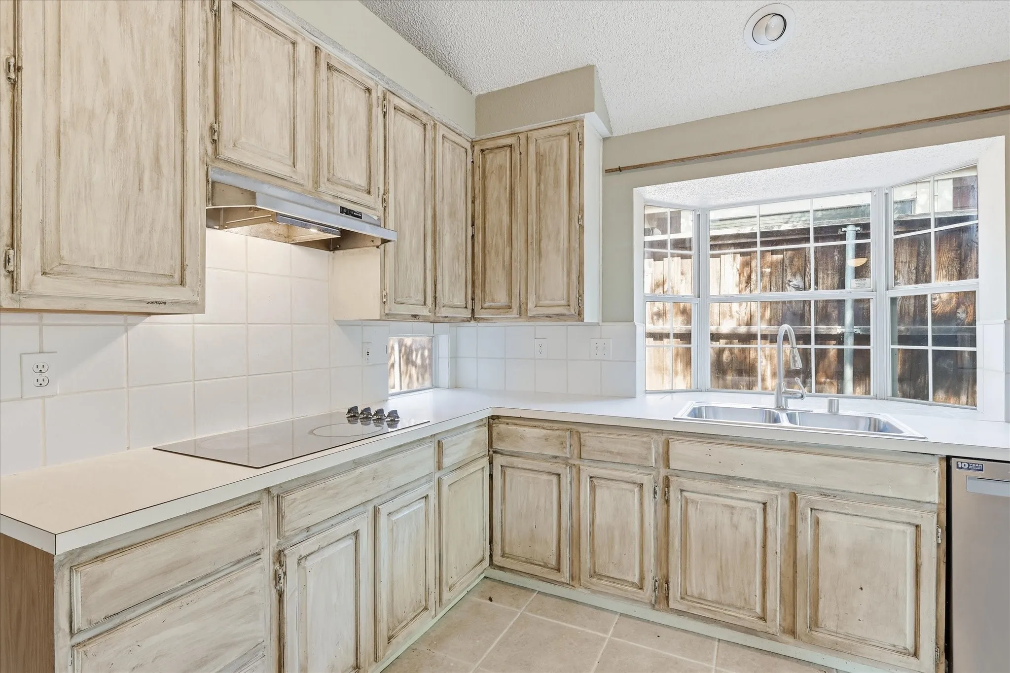 Single Family Residence For Sale in Denton County , 2631 Creekside Way, Highland Village, Texas 75077, 4 Bedroom, 2 Bathroom, 2 Garage spaces, 2,100 Sqft, built in 1989, mls#21376520, Real Estate Agent in Highland Village, Homes For Sale in Denton county, Homes For Sale in Highland Village, Realtor in Highland Village Texas, Real Estate Brokerage Independent Realty Texas, Luminita Cordes Realtor