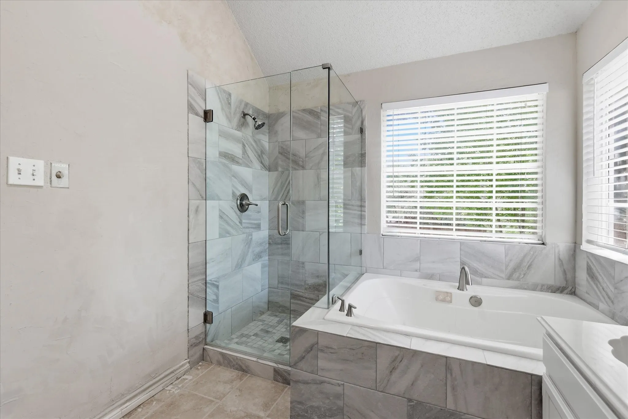 Single Family Residence For Sale in Denton County , 2631 Creekside Way, Highland Village, Texas 75077, 4 Bedroom, 2 Bathroom, 2 Garage spaces, 2,100 Sqft, built in 1989, mls#21376520, Real Estate Agent in Highland Village, Homes For Sale in Denton county, Homes For Sale in Highland Village, Realtor in Highland Village Texas, Real Estate Brokerage Independent Realty Texas, Luminita Cordes Realtor