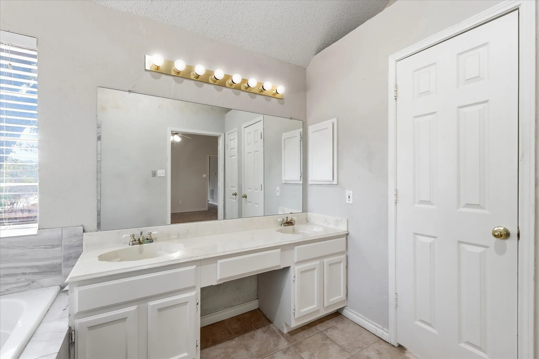 Single Family Residence For Sale in Denton County , 2631 Creekside Way, Highland Village, Texas 75077, 4 Bedroom, 2 Bathroom, 2 Garage spaces, 2,100 Sqft, built in 1989, mls#21376520, Real Estate Agent in Highland Village, Homes For Sale in Denton county, Homes For Sale in Highland Village, Realtor in Highland Village Texas, Real Estate Brokerage Independent Realty Texas, Luminita Cordes Realtor