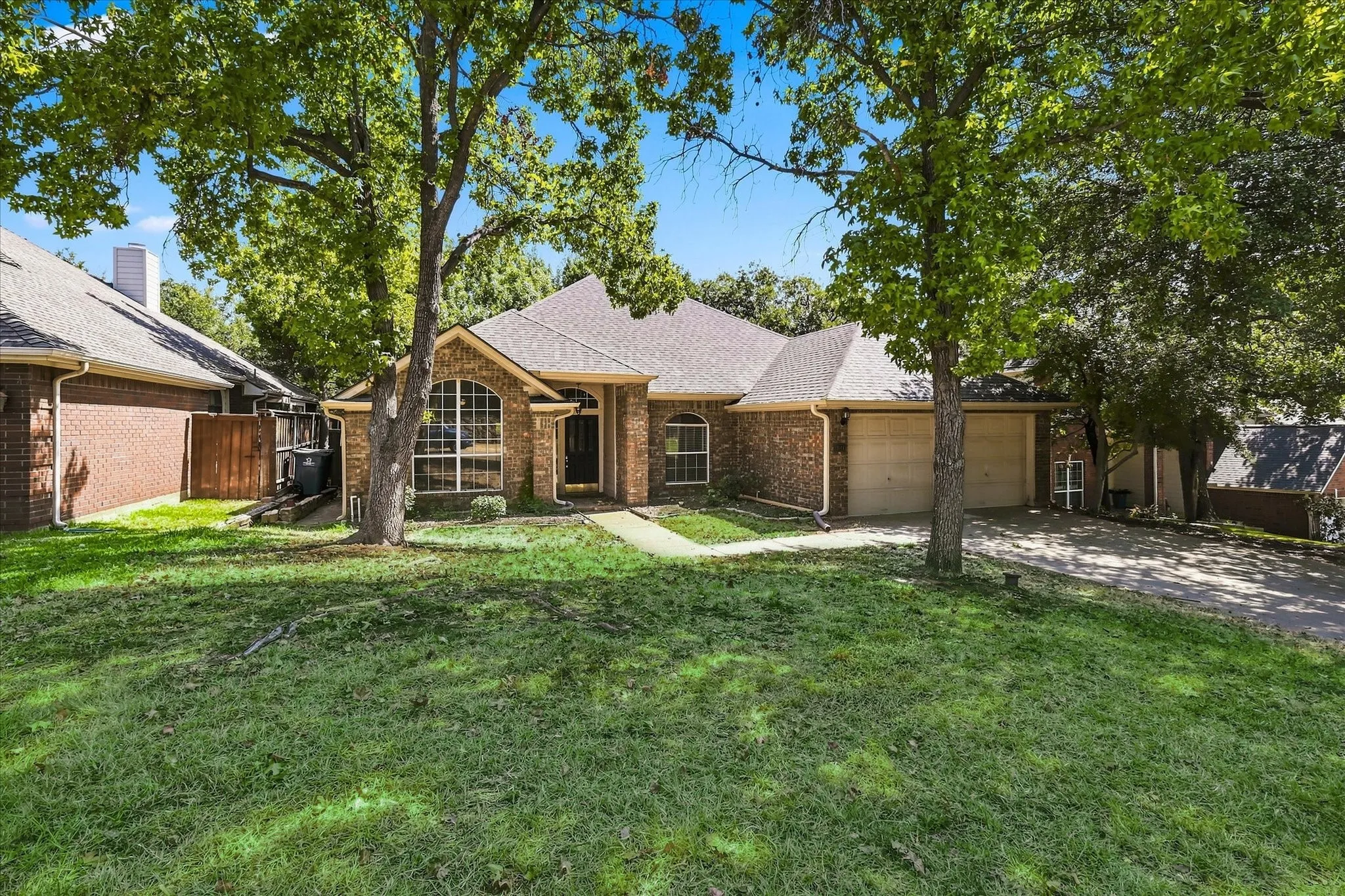 Single Family Residence For Sale in Denton County , 2631 Creekside Way, Highland Village, Texas 75077, 4 Bedroom, 2 Bathroom, 2 Garage spaces, 2,100 Sqft, built in 1989, mls#21376520, Real Estate Agent in Highland Village, Homes For Sale in Denton county, Homes For Sale in Highland Village, Realtor in Highland Village Texas, Real Estate Brokerage Independent Realty Texas, Luminita Cordes Realtor