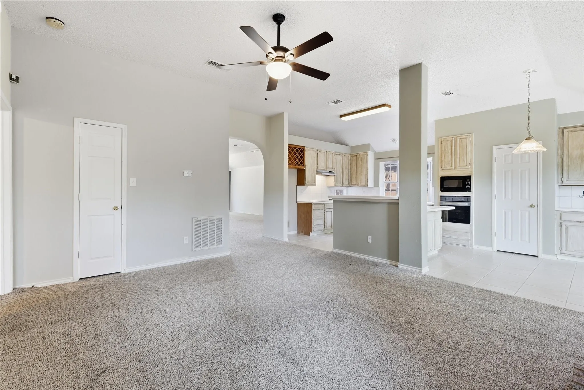 Single Family Residence For Sale in Denton County , 2631 Creekside Way, Highland Village, Texas 75077, 4 Bedroom, 2 Bathroom, 2 Garage spaces, 2,100 Sqft, built in 1989, mls#21376520, Real Estate Agent in Highland Village, Homes For Sale in Denton county, Homes For Sale in Highland Village, Realtor in Highland Village Texas, Real Estate Brokerage Independent Realty Texas, Luminita Cordes Realtor