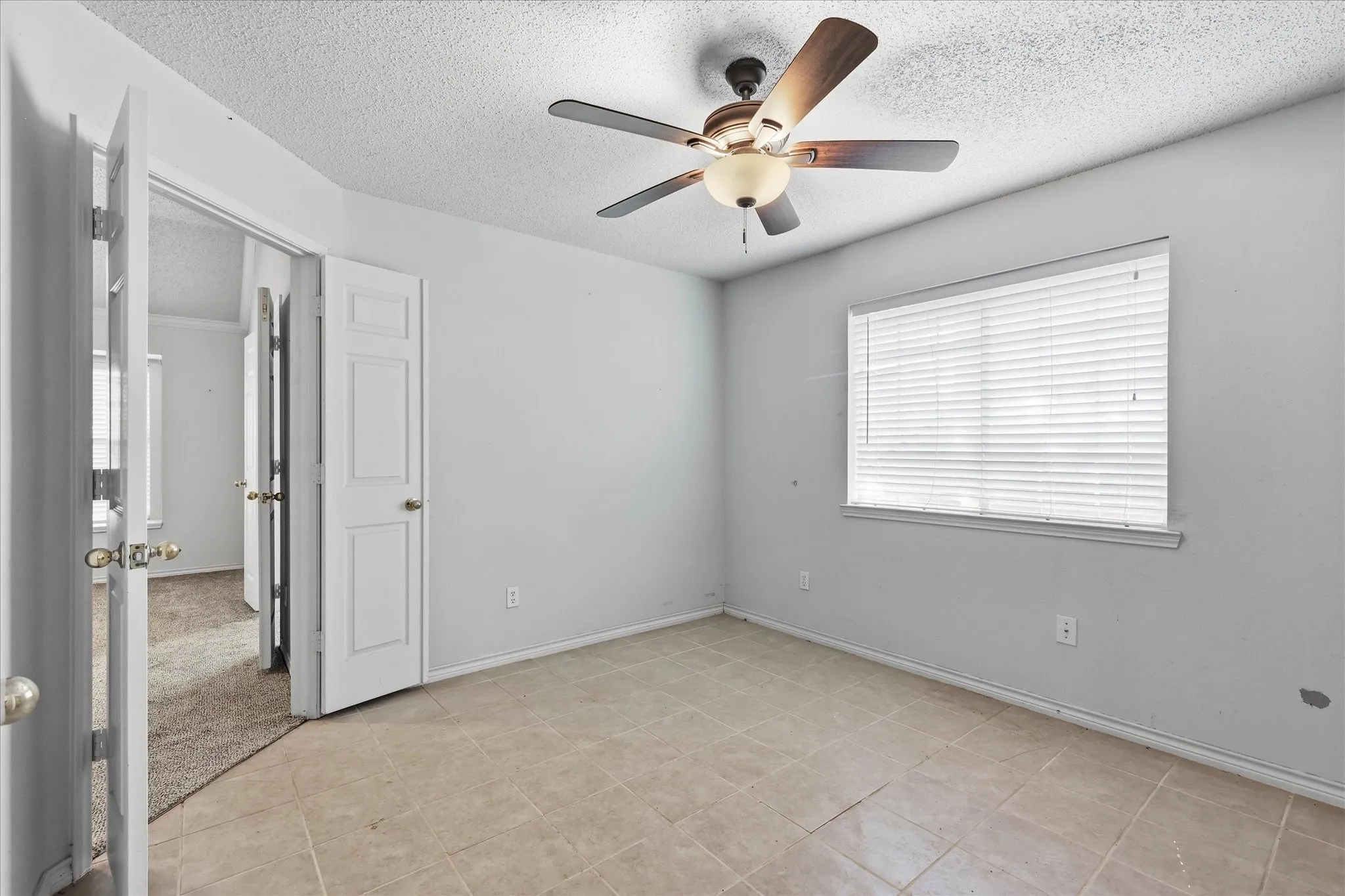 Single Family Residence For Sale in Denton County , 2631 Creekside Way, Highland Village, Texas 75077, 4 Bedroom, 2 Bathroom, 2 Garage spaces, 2,100 Sqft, built in 1989, mls#21376520, Real Estate Agent in Highland Village, Homes For Sale in Denton county, Homes For Sale in Highland Village, Realtor in Highland Village Texas, Real Estate Brokerage Independent Realty Texas, Luminita Cordes Realtor