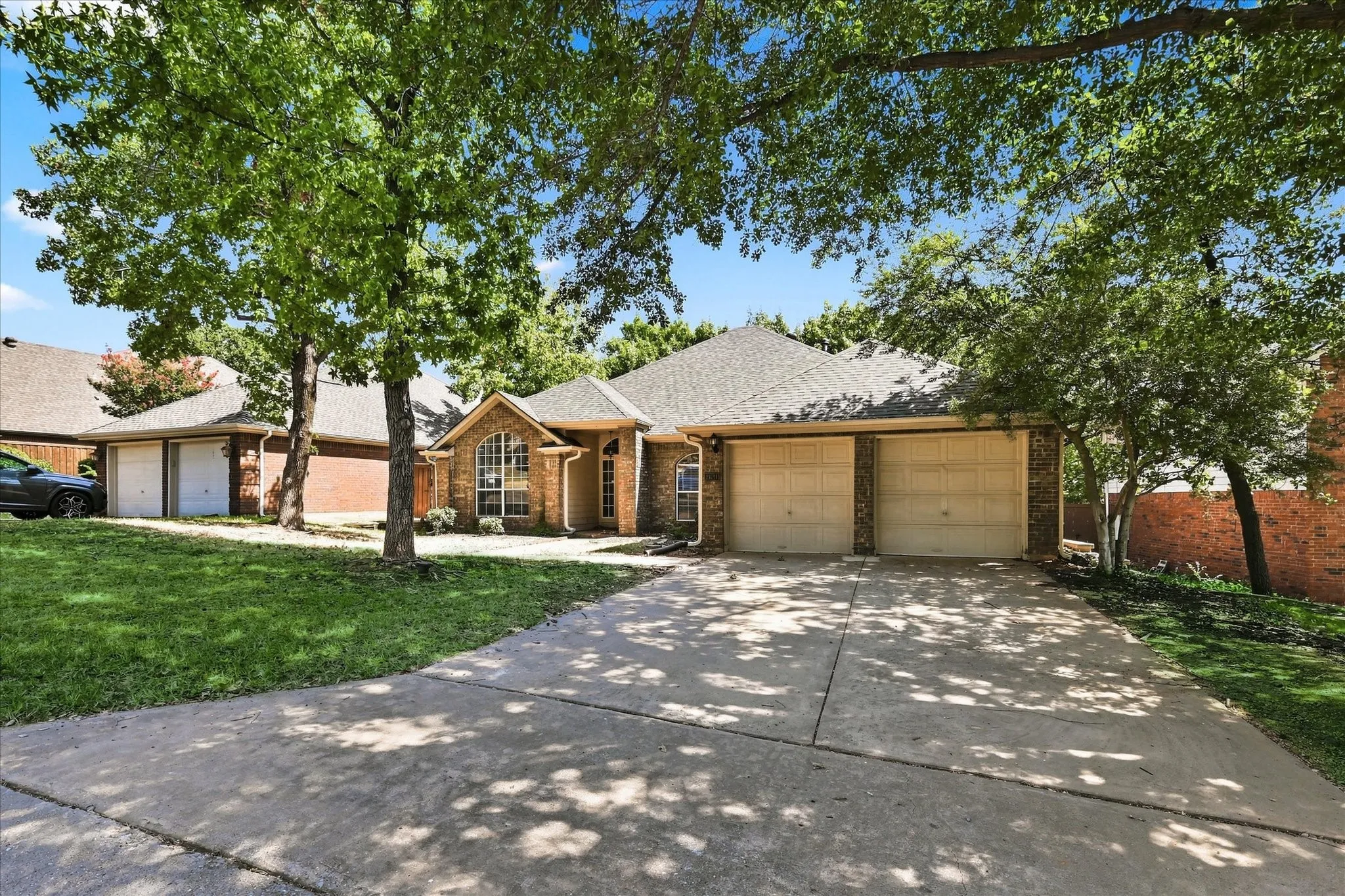 Single Family Residence For Sale in Denton County , 2631 Creekside Way, Highland Village, Texas 75077, 4 Bedroom, 2 Bathroom, 2 Garage spaces, 2,100 Sqft, built in 1989, mls#21376520, Real Estate Agent in Highland Village, Homes For Sale in Denton county, Homes For Sale in Highland Village, Realtor in Highland Village Texas, Real Estate Brokerage Independent Realty Texas, Luminita Cordes Realtor