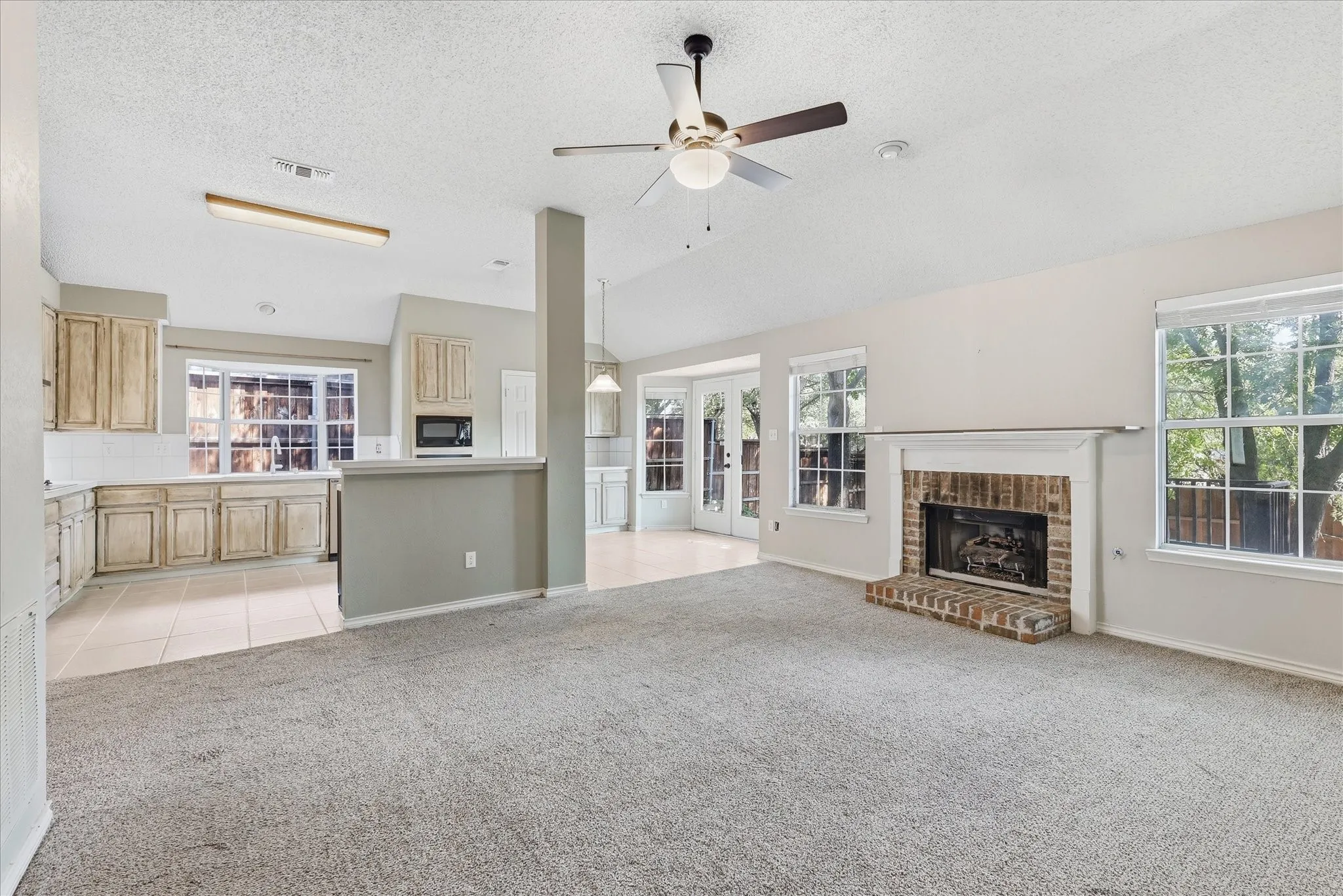 Single Family Residence For Sale in Denton County , 2631 Creekside Way, Highland Village, Texas 75077, 4 Bedroom, 2 Bathroom, 2 Garage spaces, 2,100 Sqft, built in 1989, mls#21376520, Real Estate Agent in Highland Village, Homes For Sale in Denton county, Homes For Sale in Highland Village, Realtor in Highland Village Texas, Real Estate Brokerage Independent Realty Texas, Luminita Cordes Realtor