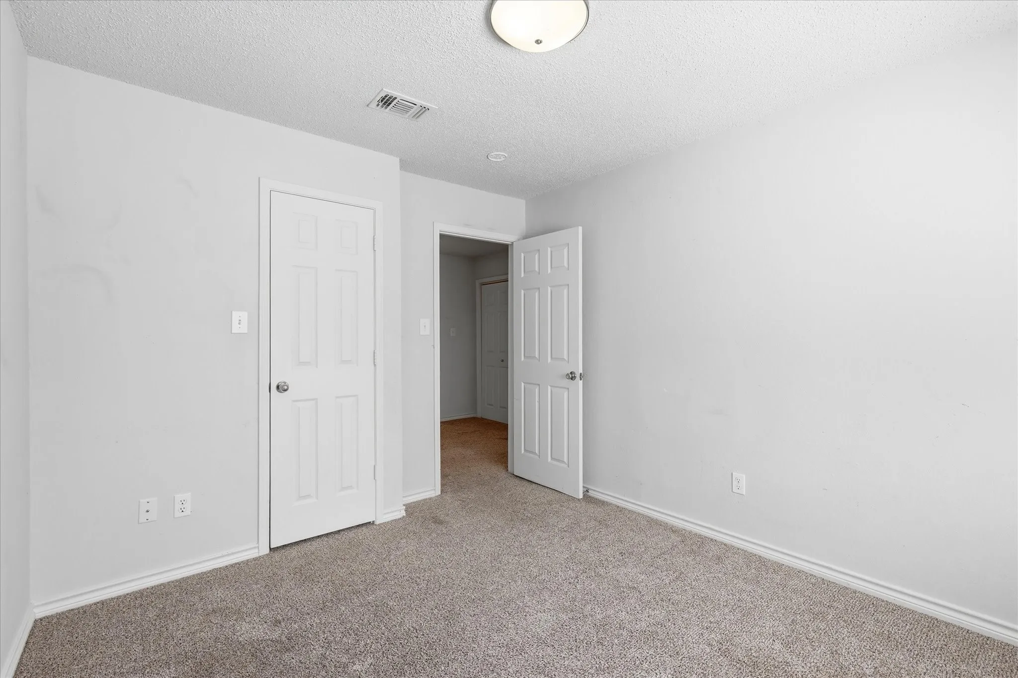 Single Family Residence For Sale in Denton County , 2631 Creekside Way, Highland Village, Texas 75077, 4 Bedroom, 2 Bathroom, 2 Garage spaces, 2,100 Sqft, built in 1989, mls#21376520, Real Estate Agent in Highland Village, Homes For Sale in Denton county, Homes For Sale in Highland Village, Realtor in Highland Village Texas, Real Estate Brokerage Independent Realty Texas, Luminita Cordes Realtor