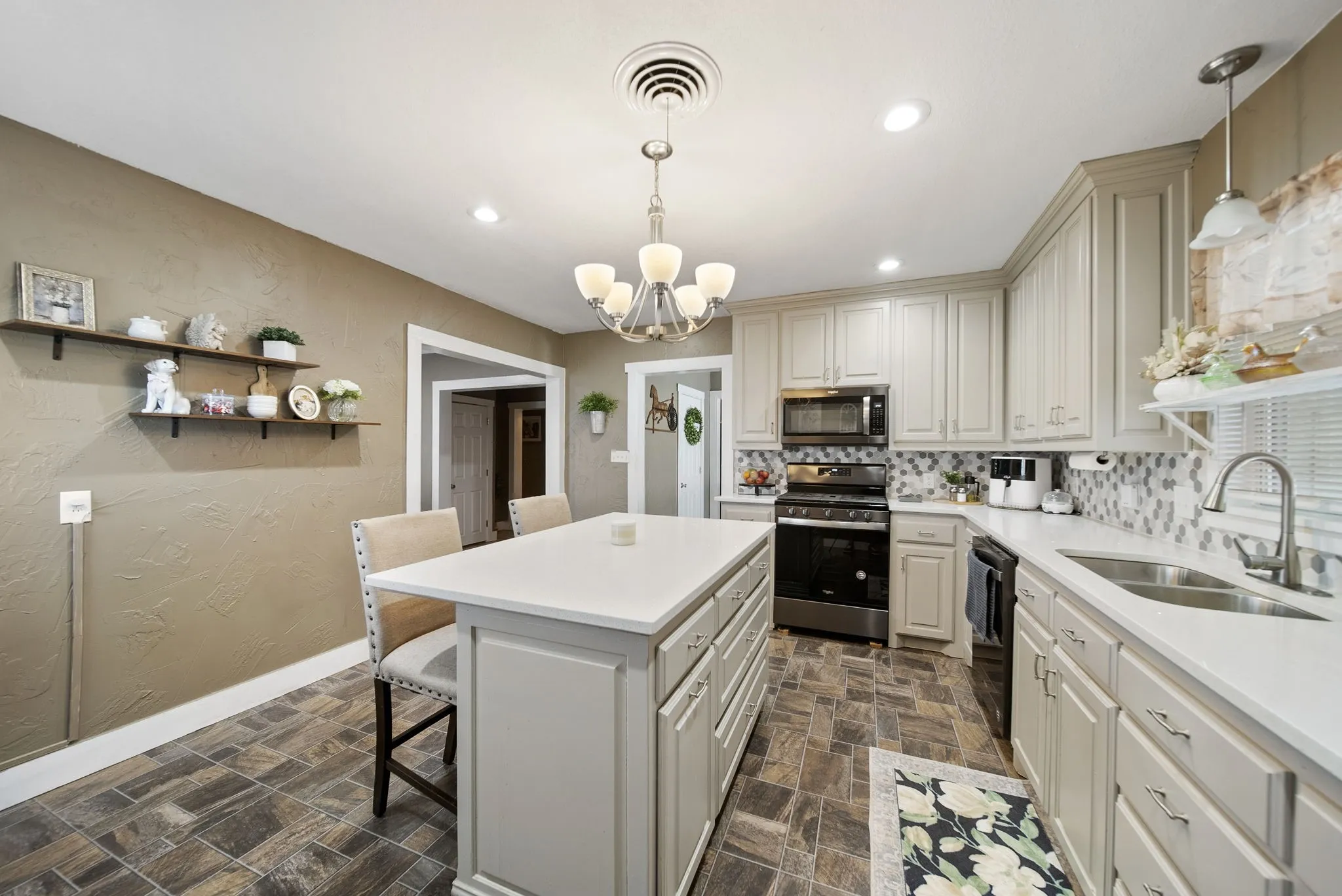 Single Family Residence For Sale in Denton County , 258 Bobcat Road, Sanger, Texas 76266, 3 Bedroom, 2 Bathroom, 2 Garage spaces, 2,559 Sqft, built in 1970, mls#21377203, Real Estate Agent in Sanger, Homes For Sale in Denton county, Homes For Sale in Sanger, Realtor in Sanger Texas, Real Estate Brokerage Independent Realty Texas, Luminita Cordes Realtor