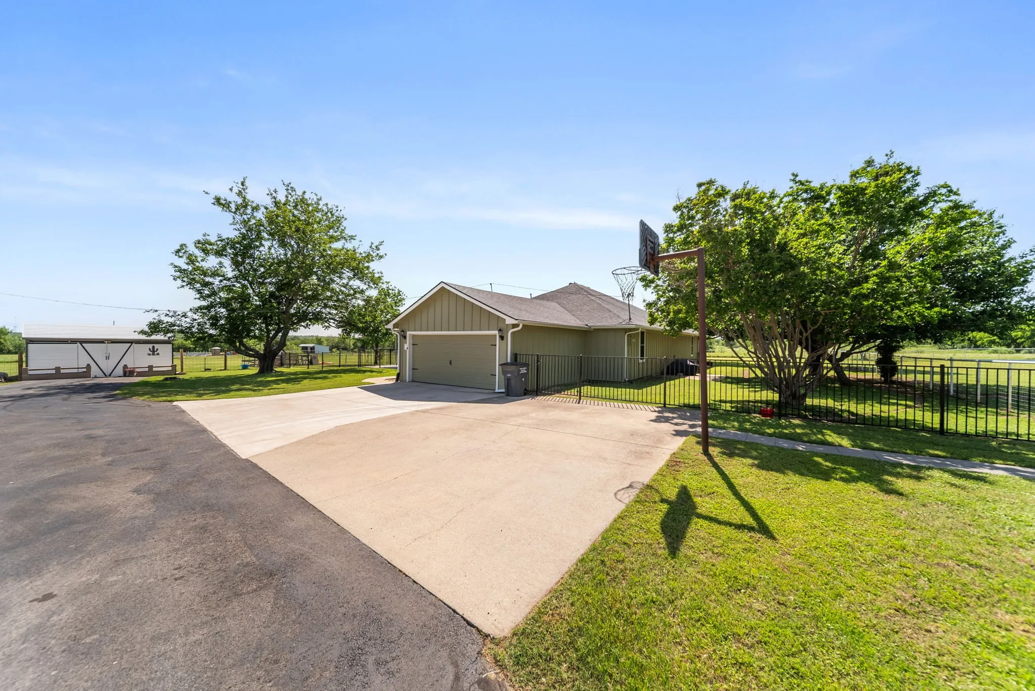Single Family Residence For Sale in Denton County , 258 Bobcat Road, Sanger, Texas 76266, 3 Bedroom, 2 Bathroom, 2 Garage spaces, 2,559 Sqft, built in 1970, mls#21377203, Real Estate Agent in Sanger, Homes For Sale in Denton county, Homes For Sale in Sanger, Realtor in Sanger Texas, Real Estate Brokerage Independent Realty Texas, Luminita Cordes Realtor