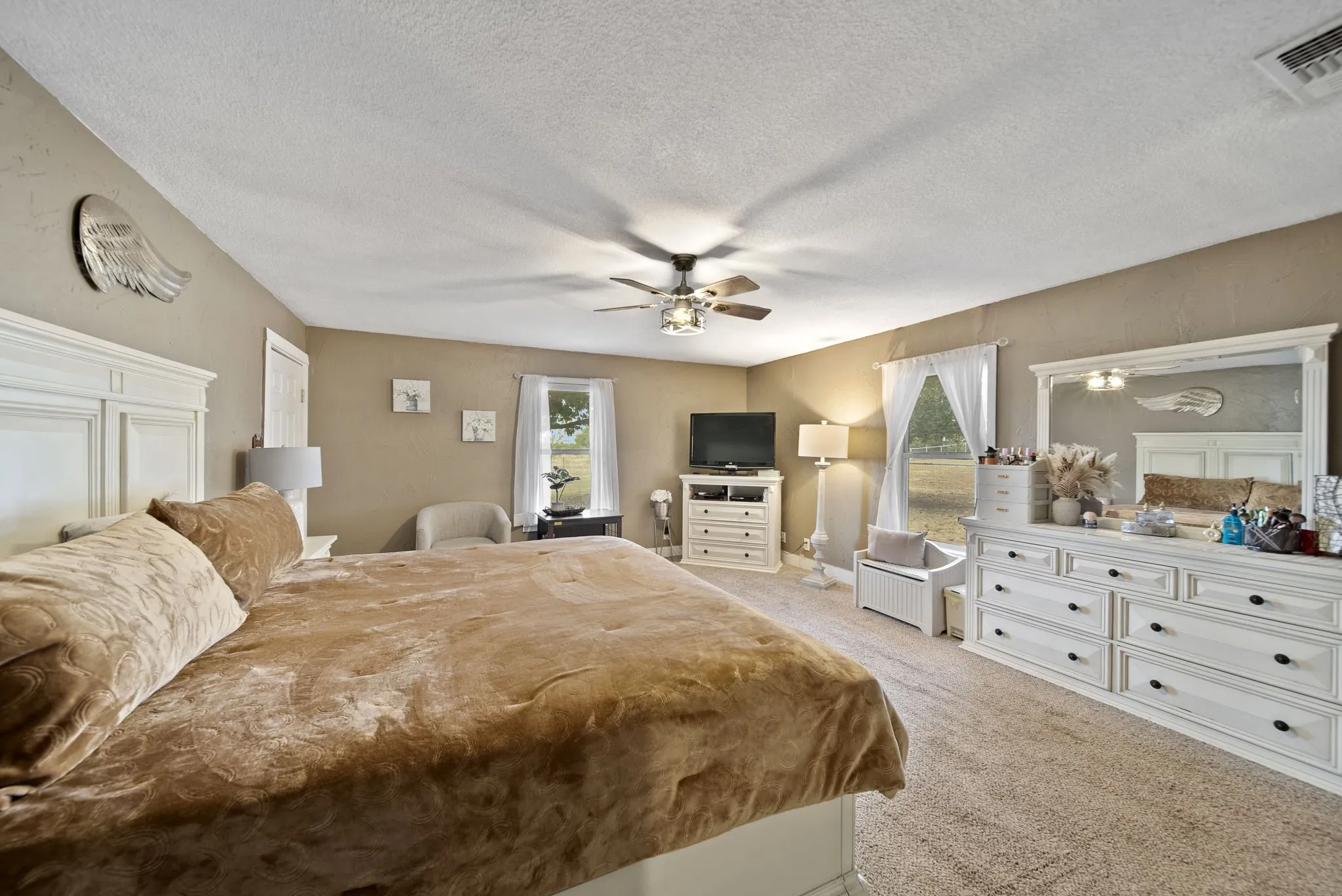 Single Family Residence For Sale in Denton County , 258 Bobcat Road, Sanger, Texas 76266, 3 Bedroom, 2 Bathroom, 2 Garage spaces, 2,559 Sqft, built in 1970, mls#21377203, Real Estate Agent in Sanger, Homes For Sale in Denton county, Homes For Sale in Sanger, Realtor in Sanger Texas, Real Estate Brokerage Independent Realty Texas, Luminita Cordes Realtor