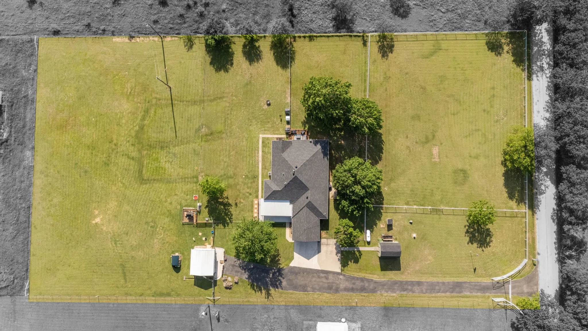 Single Family Residence For Sale in Denton County , 258 Bobcat Road, Sanger, Texas 76266, 3 Bedroom, 2 Bathroom, 2 Garage spaces, 2,559 Sqft, built in 1970, mls#21377203, Real Estate Agent in Sanger, Homes For Sale in Denton county, Homes For Sale in Sanger, Realtor in Sanger Texas, Real Estate Brokerage Independent Realty Texas, Luminita Cordes Realtor