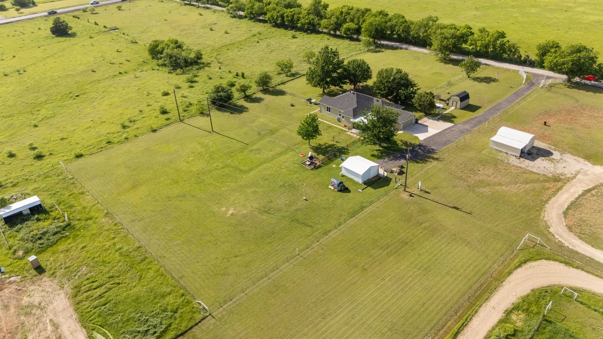 Single Family Residence For Sale in Denton County , 258 Bobcat Road, Sanger, Texas 76266, 3 Bedroom, 2 Bathroom, 2 Garage spaces, 2,559 Sqft, built in 1970, mls#21377203, Real Estate Agent in Sanger, Homes For Sale in Denton county, Homes For Sale in Sanger, Realtor in Sanger Texas, Real Estate Brokerage Independent Realty Texas, Luminita Cordes Realtor