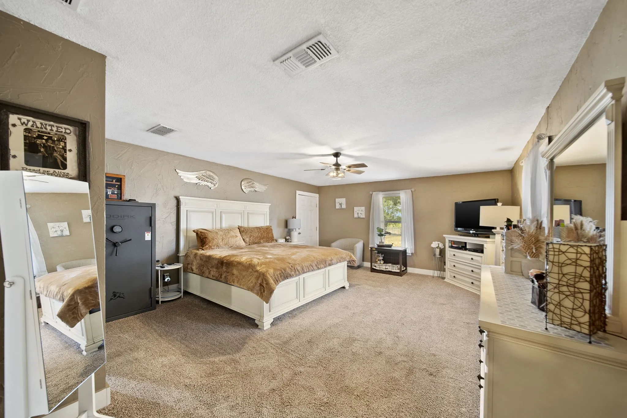 Single Family Residence For Sale in Denton County , 258 Bobcat Road, Sanger, Texas 76266, 3 Bedroom, 2 Bathroom, 2 Garage spaces, 2,559 Sqft, built in 1970, mls#21377203, Real Estate Agent in Sanger, Homes For Sale in Denton county, Homes For Sale in Sanger, Realtor in Sanger Texas, Real Estate Brokerage Independent Realty Texas, Luminita Cordes Realtor