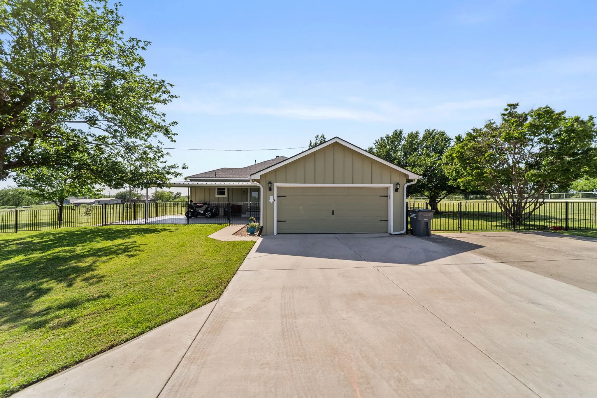 Single Family Residence For Sale in Denton County , 258 Bobcat Road, Sanger, Texas 76266, 3 Bedroom, 2 Bathroom, 2 Garage spaces, 2,559 Sqft, built in 1970, mls#21377203, Real Estate Agent in Sanger, Homes For Sale in Denton county, Homes For Sale in Sanger, Realtor in Sanger Texas, Real Estate Brokerage Independent Realty Texas, Luminita Cordes Realtor