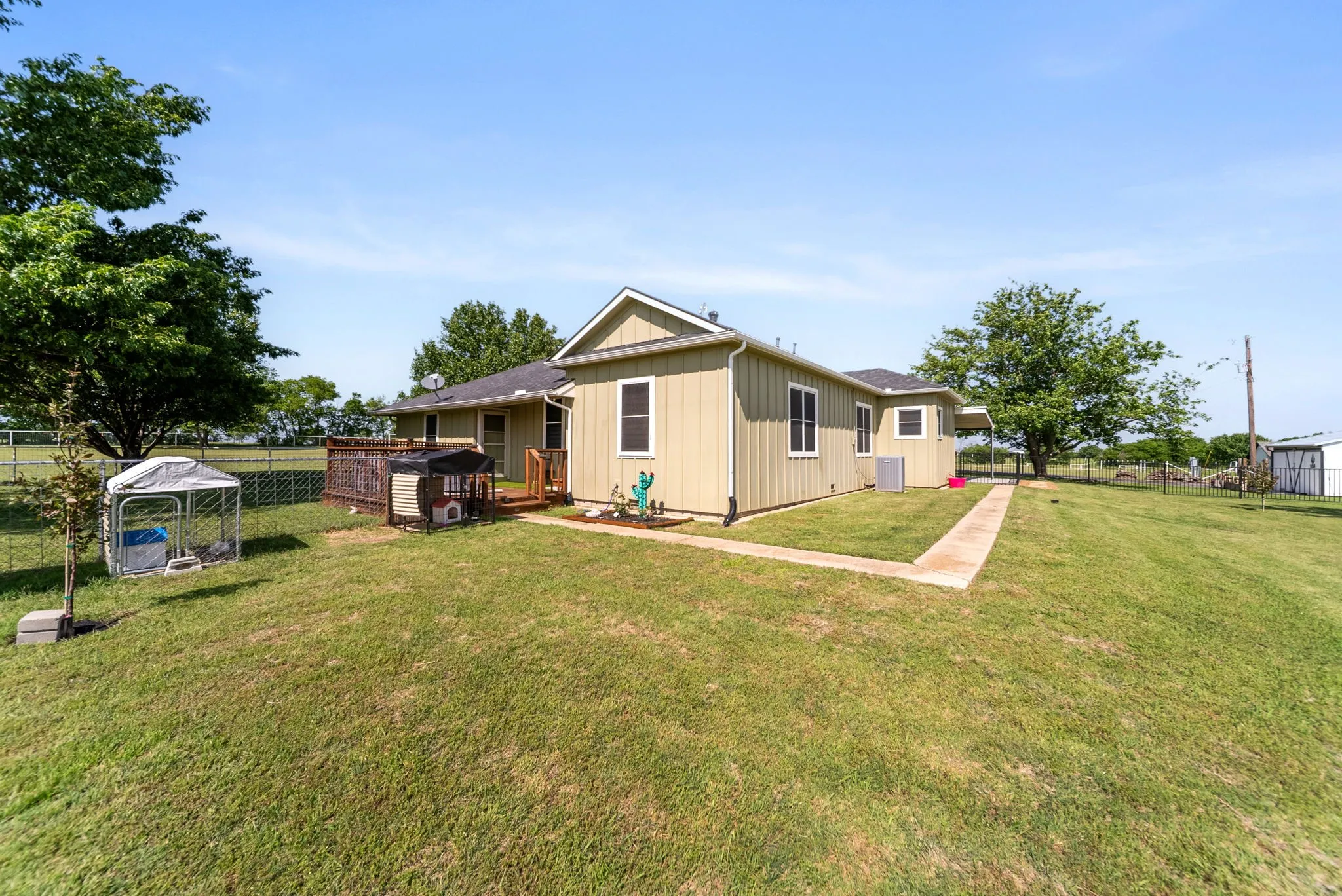 Single Family Residence For Sale in Denton County , 258 Bobcat Road, Sanger, Texas 76266, 3 Bedroom, 2 Bathroom, 2 Garage spaces, 2,559 Sqft, built in 1970, mls#21377203, Real Estate Agent in Sanger, Homes For Sale in Denton county, Homes For Sale in Sanger, Realtor in Sanger Texas, Real Estate Brokerage Independent Realty Texas, Luminita Cordes Realtor