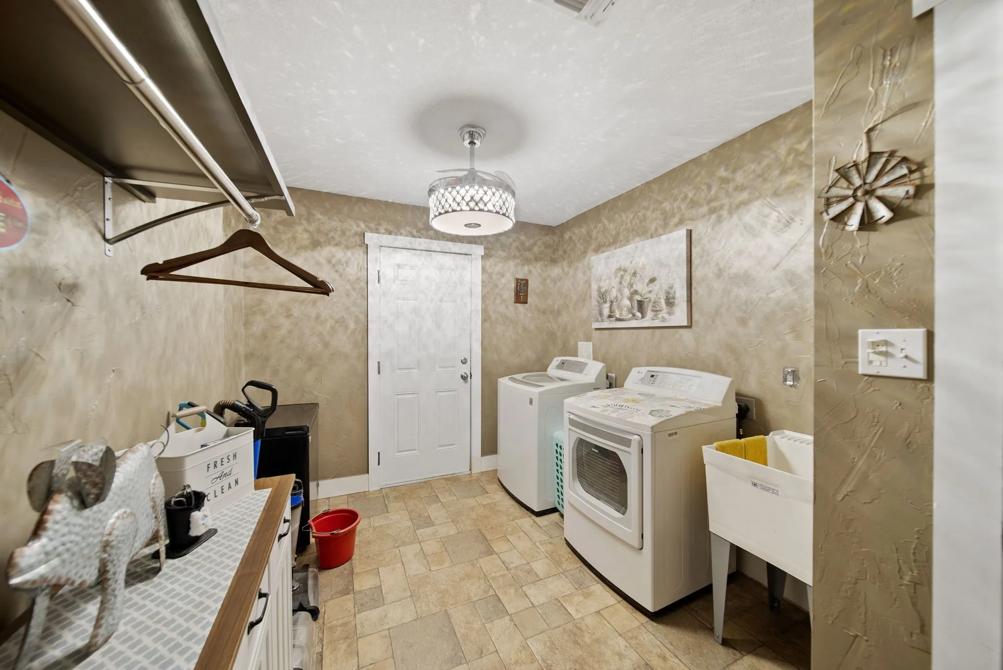 Single Family Residence For Sale in Denton County , 258 Bobcat Road, Sanger, Texas 76266, 3 Bedroom, 2 Bathroom, 2 Garage spaces, 2,559 Sqft, built in 1970, mls#21377203, Real Estate Agent in Sanger, Homes For Sale in Denton county, Homes For Sale in Sanger, Realtor in Sanger Texas, Real Estate Brokerage Independent Realty Texas, Luminita Cordes Realtor