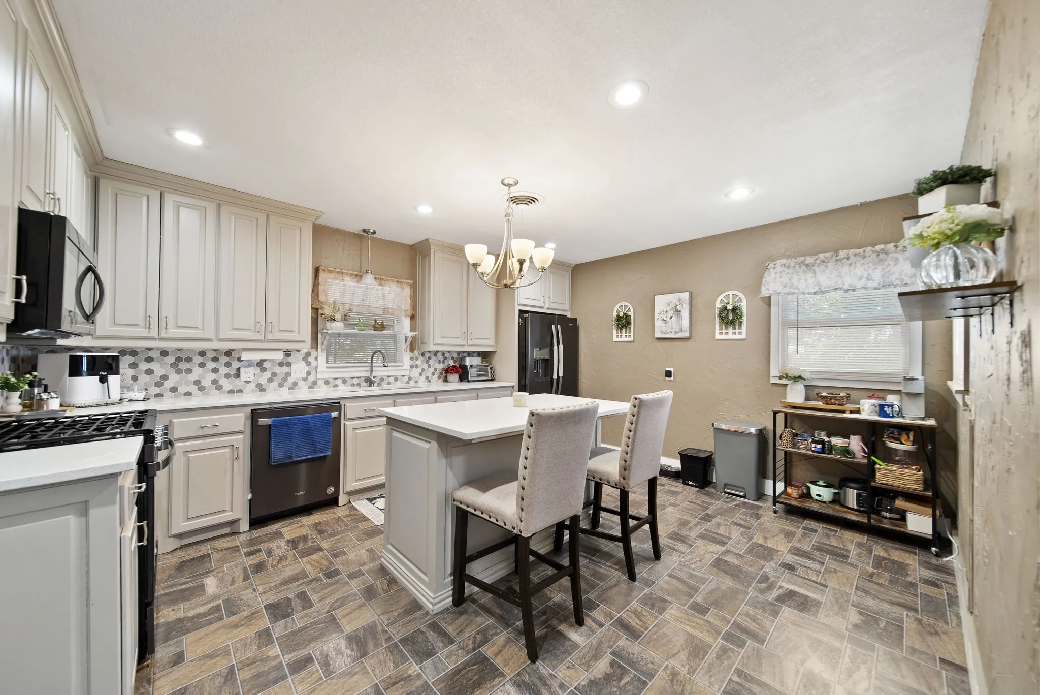 Single Family Residence For Sale in Denton County , 258 Bobcat Road, Sanger, Texas 76266, 3 Bedroom, 2 Bathroom, 2 Garage spaces, 2,559 Sqft, built in 1970, mls#21377203, Real Estate Agent in Sanger, Homes For Sale in Denton county, Homes For Sale in Sanger, Realtor in Sanger Texas, Real Estate Brokerage Independent Realty Texas, Luminita Cordes Realtor