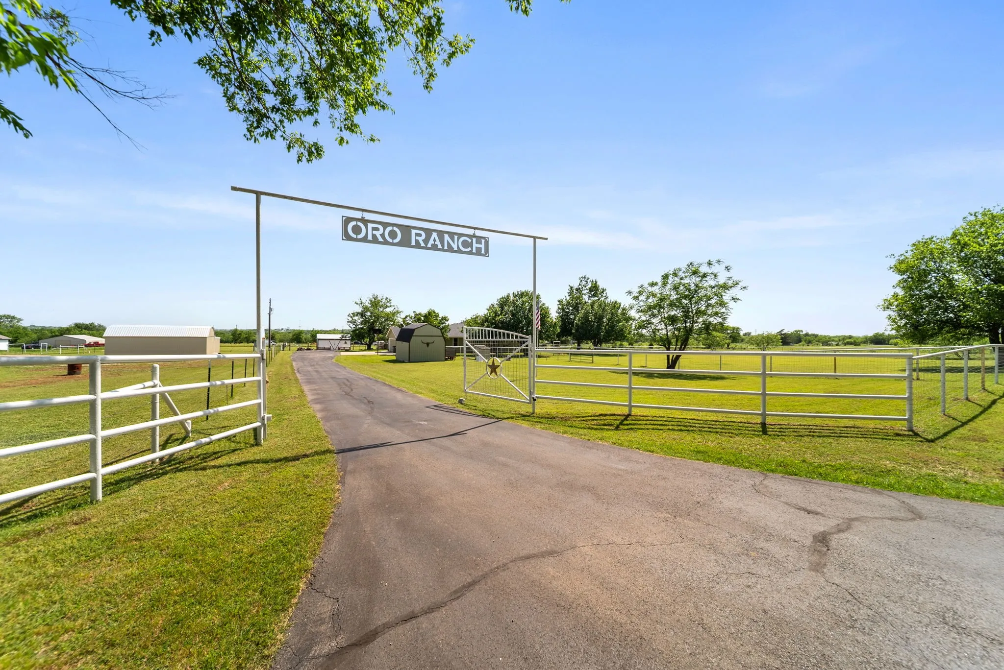 Single Family Residence For Sale in Denton County , 258 Bobcat Road, Sanger, Texas 76266, 3 Bedroom, 2 Bathroom, 2 Garage spaces, 2,559 Sqft, built in 1970, mls#21377203, Real Estate Agent in Sanger, Homes For Sale in Denton county, Homes For Sale in Sanger, Realtor in Sanger Texas, Real Estate Brokerage Independent Realty Texas, Luminita Cordes Realtor