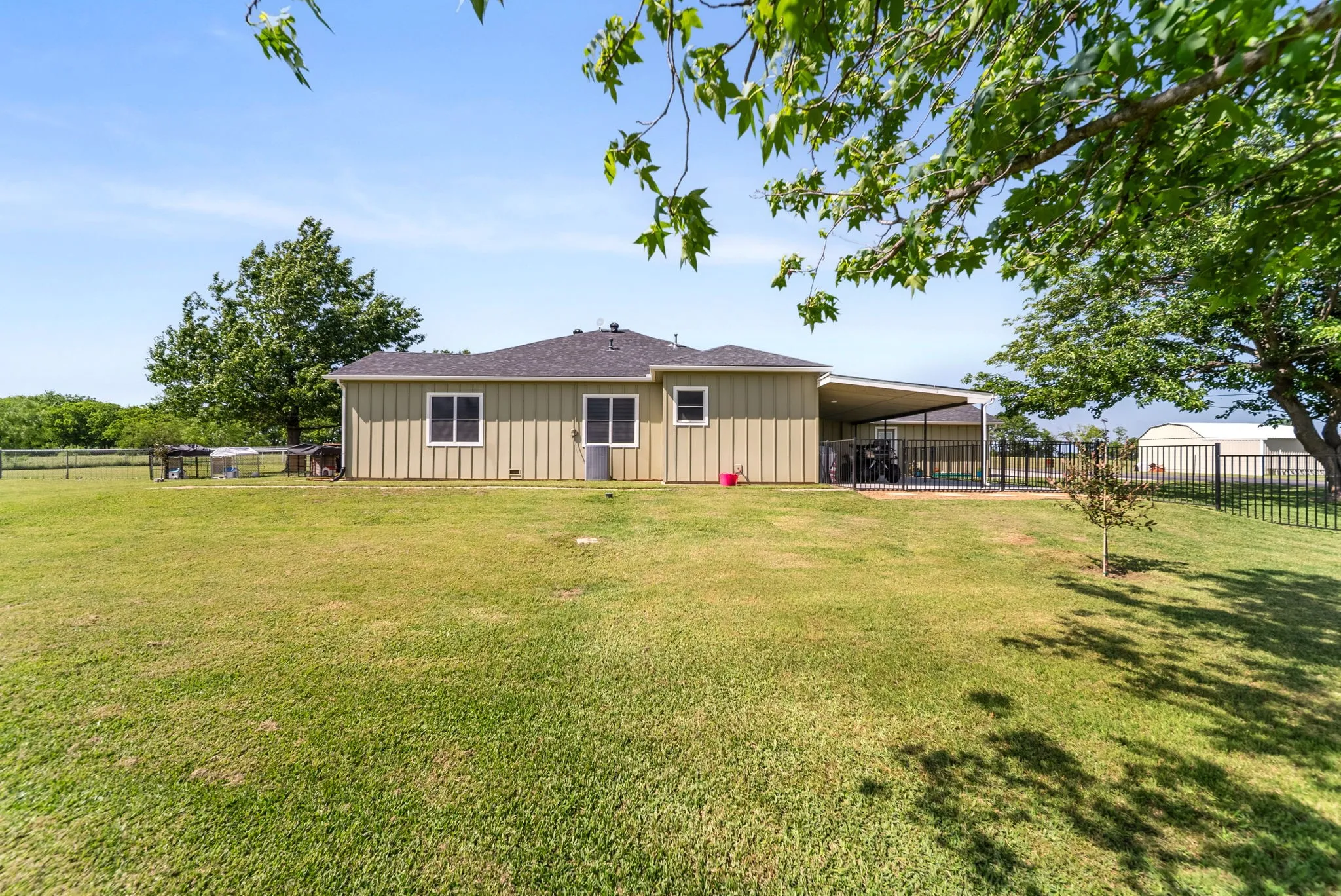 Single Family Residence For Sale in Denton County , 258 Bobcat Road, Sanger, Texas 76266, 3 Bedroom, 2 Bathroom, 2 Garage spaces, 2,559 Sqft, built in 1970, mls#21377203, Real Estate Agent in Sanger, Homes For Sale in Denton county, Homes For Sale in Sanger, Realtor in Sanger Texas, Real Estate Brokerage Independent Realty Texas, Luminita Cordes Realtor