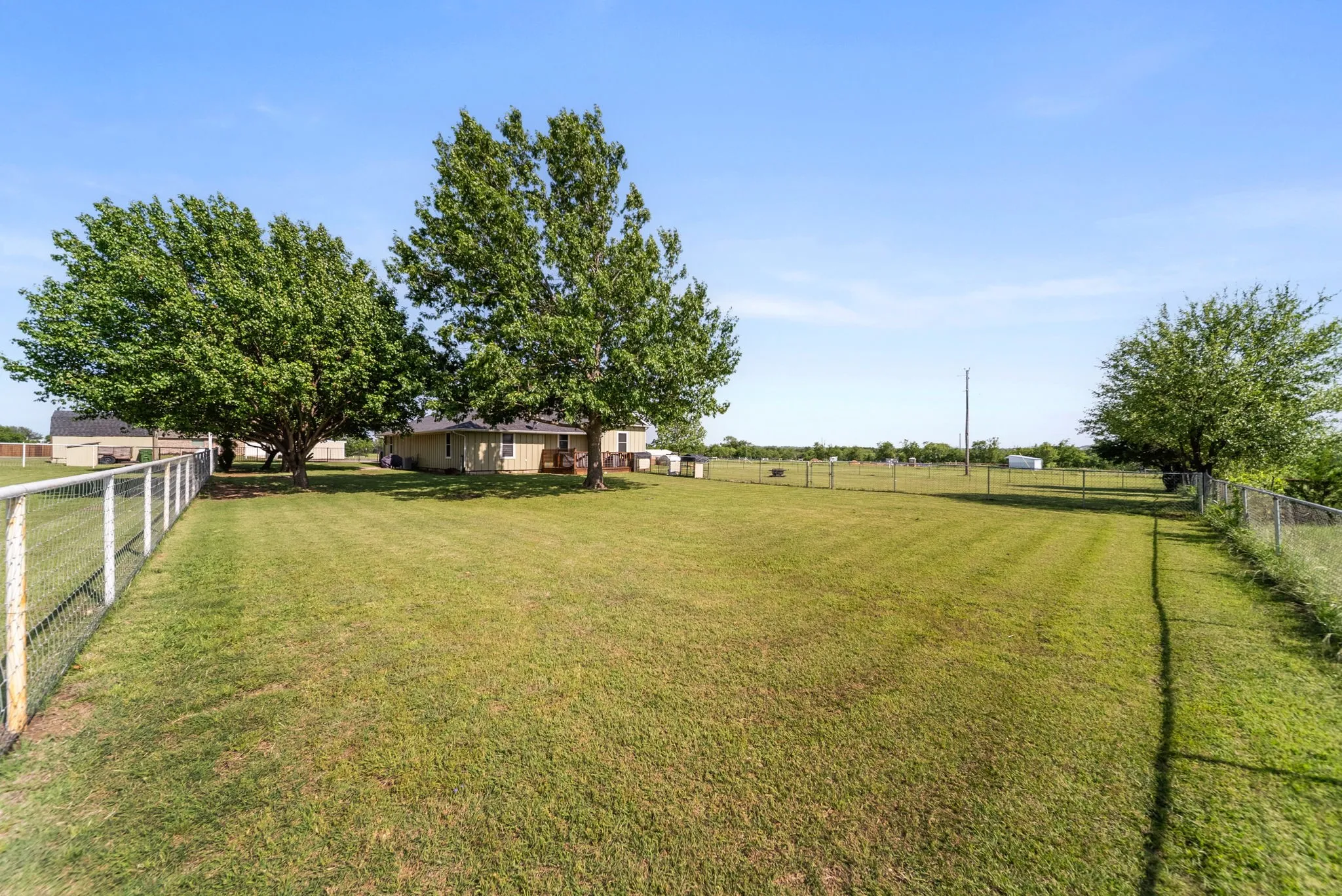 Single Family Residence For Sale in Denton County , 258 Bobcat Road, Sanger, Texas 76266, 3 Bedroom, 2 Bathroom, 2 Garage spaces, 2,559 Sqft, built in 1970, mls#21377203, Real Estate Agent in Sanger, Homes For Sale in Denton county, Homes For Sale in Sanger, Realtor in Sanger Texas, Real Estate Brokerage Independent Realty Texas, Luminita Cordes Realtor