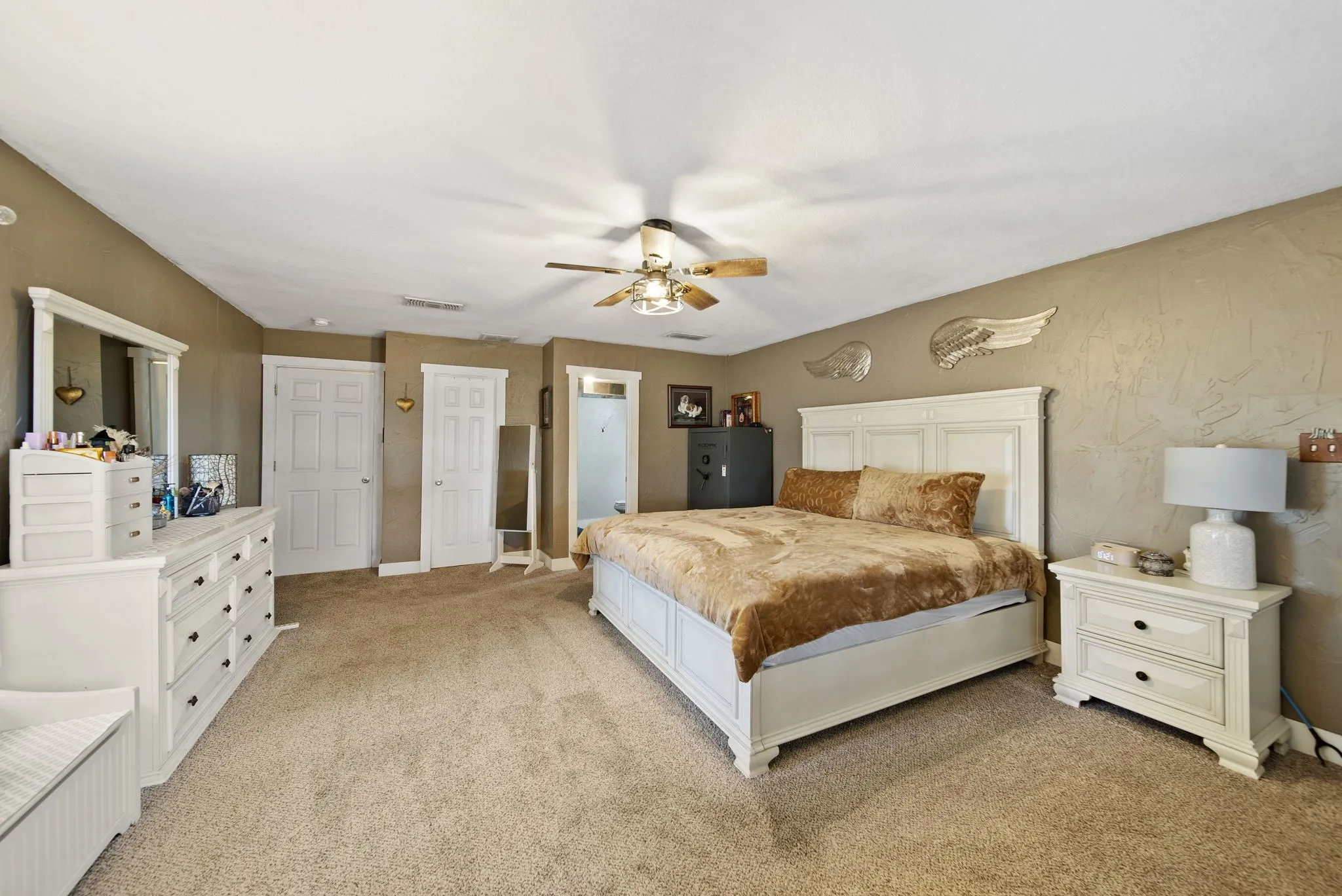 Single Family Residence For Sale in Denton County , 258 Bobcat Road, Sanger, Texas 76266, 3 Bedroom, 2 Bathroom, 2 Garage spaces, 2,559 Sqft, built in 1970, mls#21377203, Real Estate Agent in Sanger, Homes For Sale in Denton county, Homes For Sale in Sanger, Realtor in Sanger Texas, Real Estate Brokerage Independent Realty Texas, Luminita Cordes Realtor