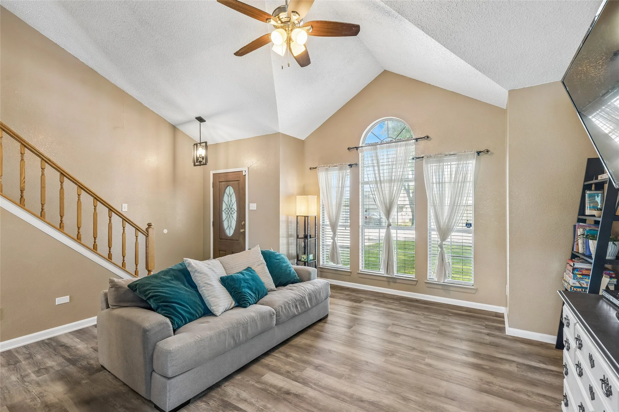 Single Family Residence For Sale in Tarrant County , 2325 Kildeer Trail, Grand Prairie, Texas 75052, 3 Bedroom, 3 Bathroom, 2 Garage spaces, 1,624 Sqft, built in 1988, mls#21377207, Real Estate Agent in Grand Prairie, Homes For Sale in Tarrant county, Homes For Sale in Grand Prairie, Realtor in Grand Prairie Texas, Real Estate Brokerage Independent Realty Texas, Luminita Cordes Realtor