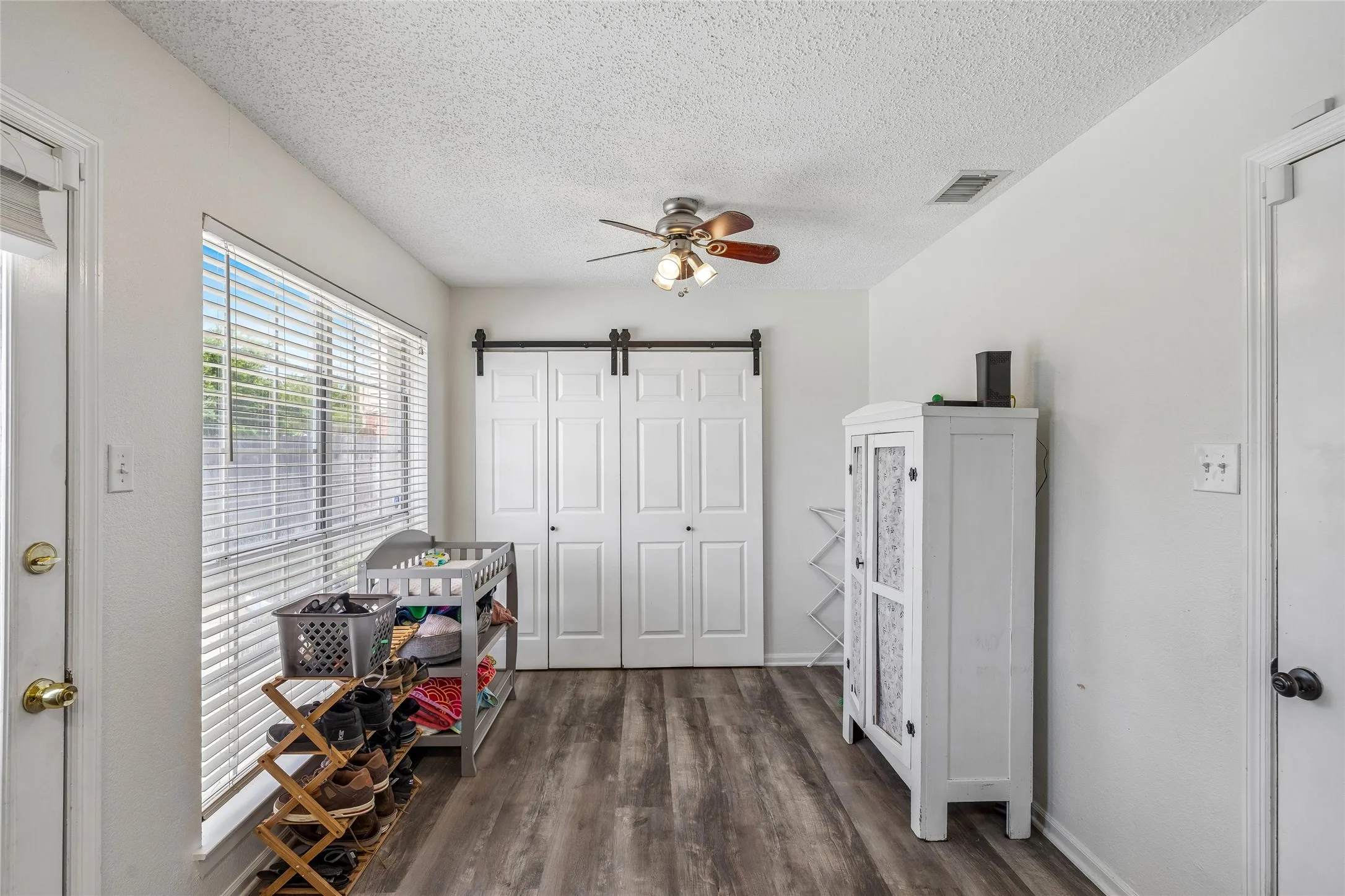 Single Family Residence For Sale in Tarrant County , 2325 Kildeer Trail, Grand Prairie, Texas 75052, 3 Bedroom, 3 Bathroom, 2 Garage spaces, 1,624 Sqft, built in 1988, mls#21377207, Real Estate Agent in Grand Prairie, Homes For Sale in Tarrant county, Homes For Sale in Grand Prairie, Realtor in Grand Prairie Texas, Real Estate Brokerage Independent Realty Texas, Luminita Cordes Realtor