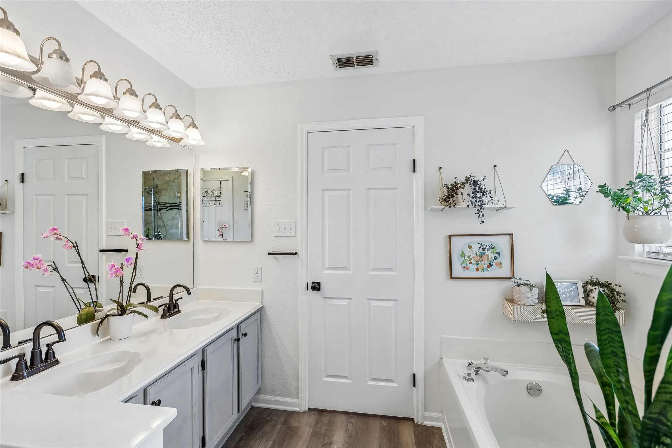 Single Family Residence For Sale in Tarrant County , 2325 Kildeer Trail, Grand Prairie, Texas 75052, 3 Bedroom, 3 Bathroom, 2 Garage spaces, 1,624 Sqft, built in 1988, mls#21377207, Real Estate Agent in Grand Prairie, Homes For Sale in Tarrant county, Homes For Sale in Grand Prairie, Realtor in Grand Prairie Texas, Real Estate Brokerage Independent Realty Texas, Luminita Cordes Realtor