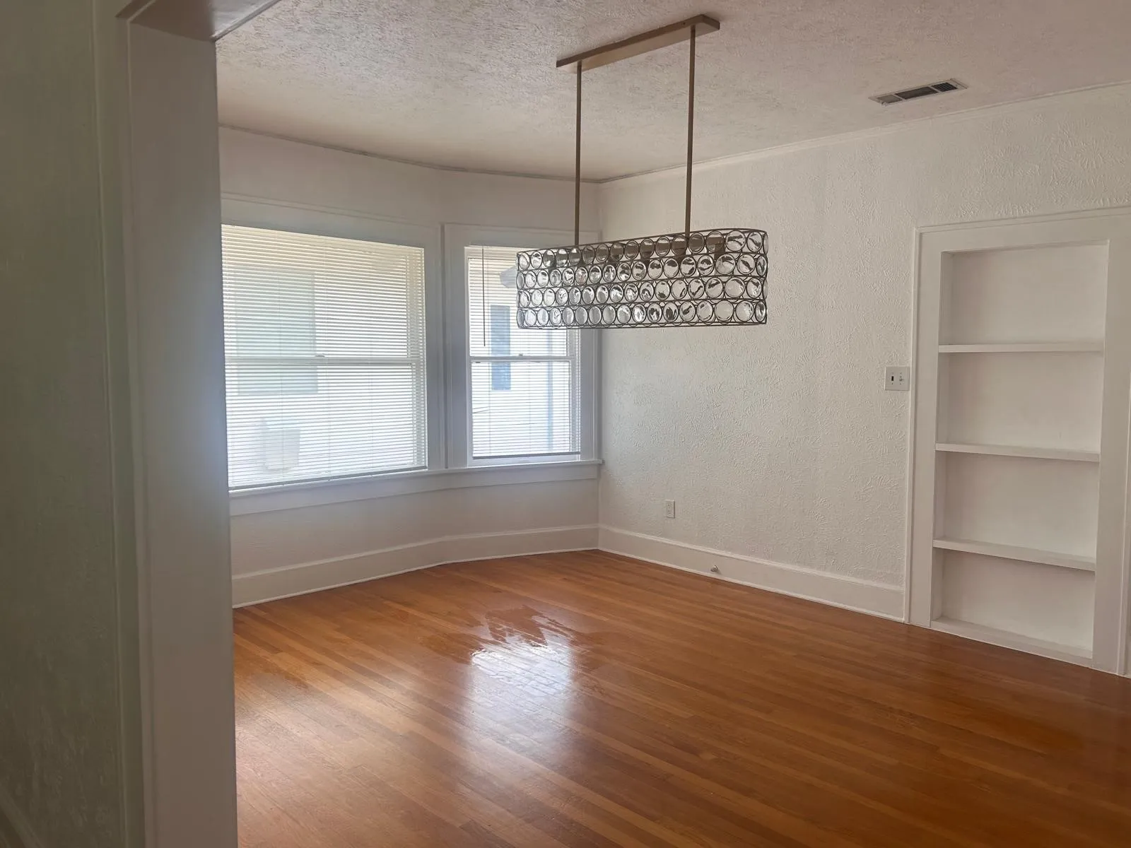 Apartment For Rent in Dallas County , 5800 Prospect Avenue 4, Dallas, Texas 75206, 2 Bedroom, 1 Bathroom, Garage spaces, 1,400 Sqft, built in 1926, mls#21377210, Real Estate Agent in Dallas, Homes For Rent in Dallas county, Homes For Rent in Dallas, Realtor in Dallas Texas, Real Estate Brokerage Independent Realty Texas, Luminita Cordes Realtor