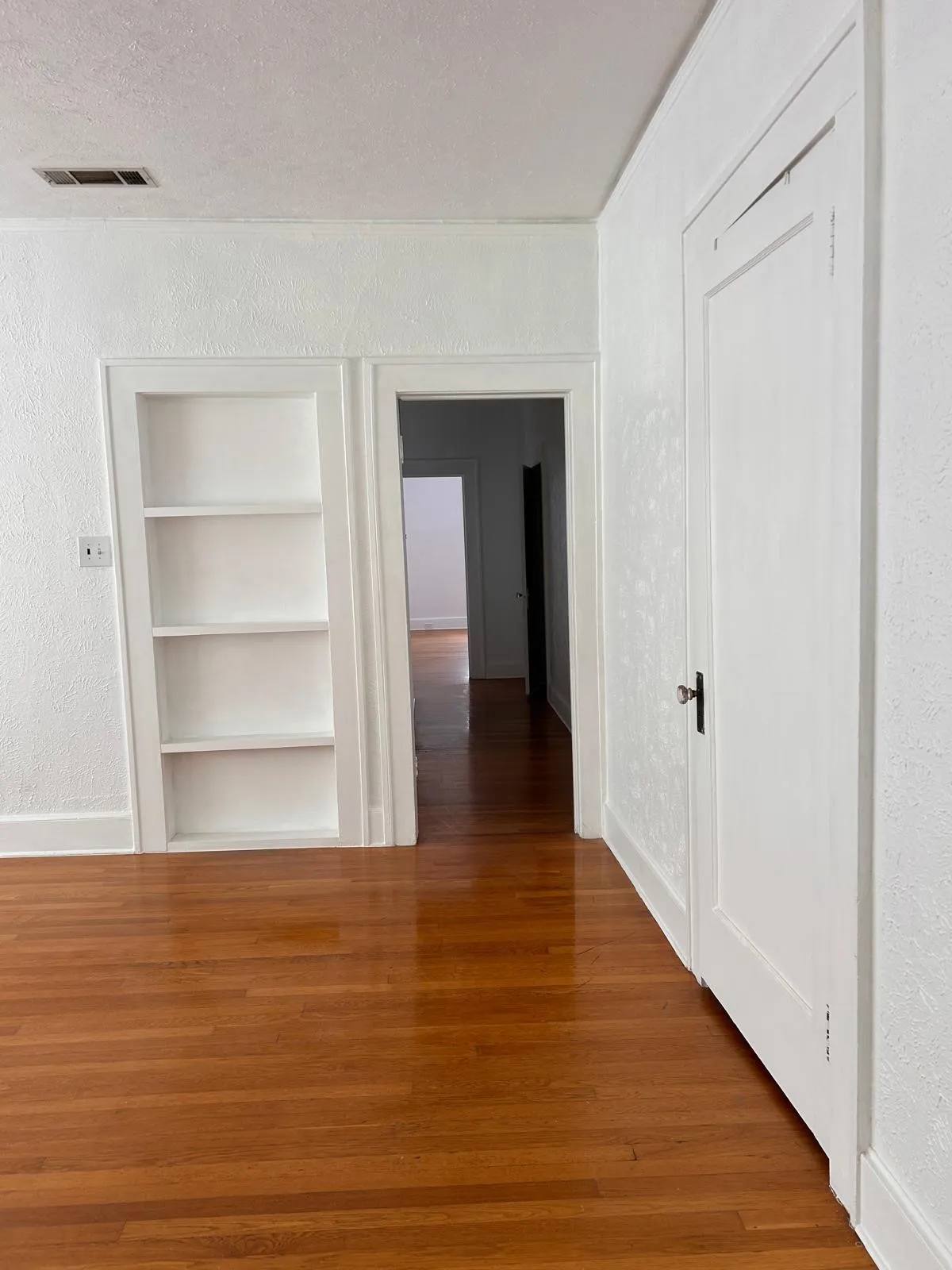 Apartment For Rent in Dallas County , 5800 Prospect Avenue 4, Dallas, Texas 75206, 2 Bedroom, 1 Bathroom, Garage spaces, 1,400 Sqft, built in 1926, mls#21377210, Real Estate Agent in Dallas, Homes For Rent in Dallas county, Homes For Rent in Dallas, Realtor in Dallas Texas, Real Estate Brokerage Independent Realty Texas, Luminita Cordes Realtor