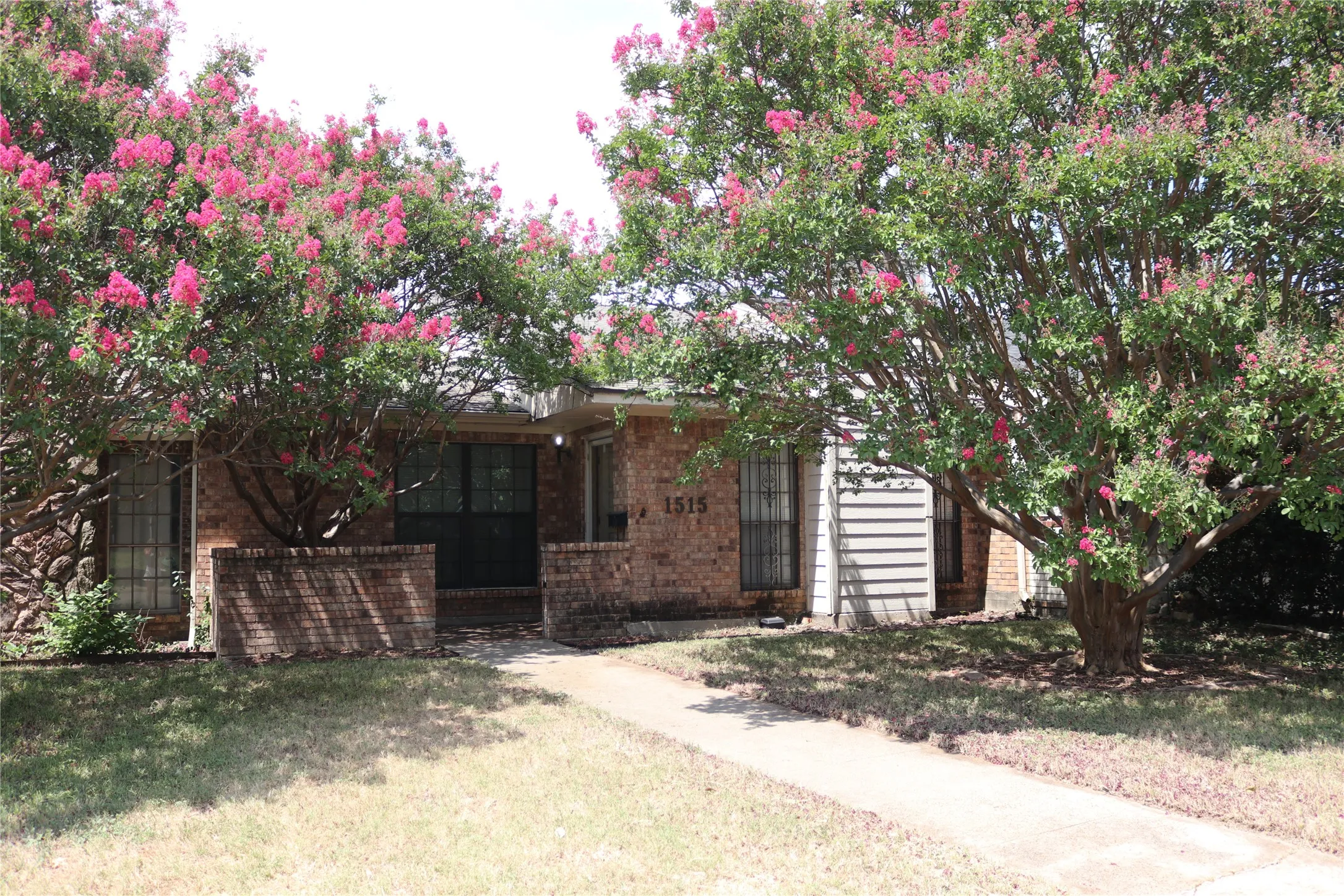 Single Family Residence For Rent in Dallas County , 1515 Cherrycrest Street, Dallas, Texas 75228, 2 Bedroom, 2 Bathroom, 2 Garage spaces, 1,220 Sqft, built in 1979, mls#21377215, Real Estate Agent in Dallas, Homes For Rent in Dallas county, Homes For Rent in Dallas, Realtor in Dallas Texas, Real Estate Brokerage Independent Realty Texas, Luminita Cordes Realtor