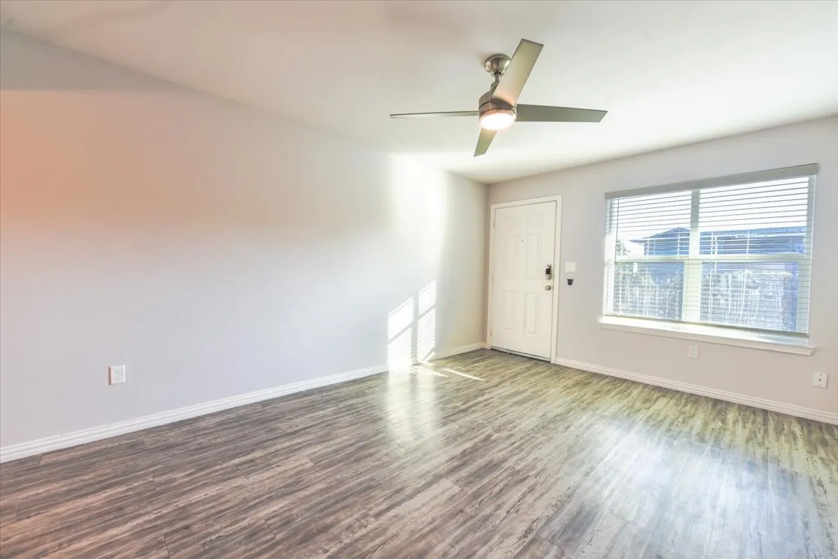 Apartment For Rent in Dallas County , 5122 Gaston Avenue 22-J, Dallas, Texas 75214, 1 Bedroom, 1 Bathroom, Garage spaces, 620 Sqft, built in 1958, mls#21377214, Real Estate Agent in Dallas, Homes For Rent in Dallas county, Homes For Rent in Dallas, Realtor in Dallas Texas, Real Estate Brokerage Independent Realty Texas, Luminita Cordes Realtor