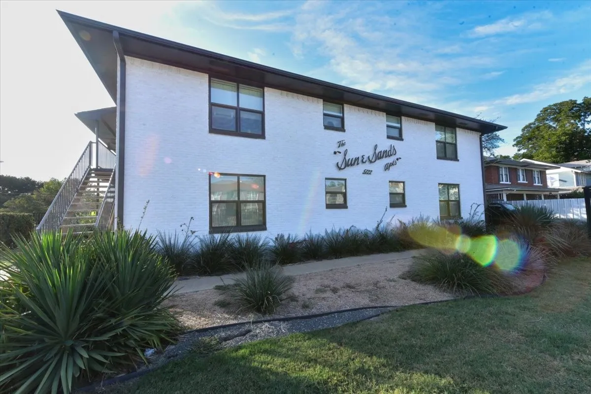 Apartment For Rent in Dallas County , 5122 Gaston Avenue 22-J, Dallas, Texas 75214, 1 Bedroom, 1 Bathroom, Garage spaces, 620 Sqft, built in 1958, mls#21377214, Real Estate Agent in Dallas, Homes For Rent in Dallas county, Homes For Rent in Dallas, Realtor in Dallas Texas, Real Estate Brokerage Independent Realty Texas, Luminita Cordes Realtor